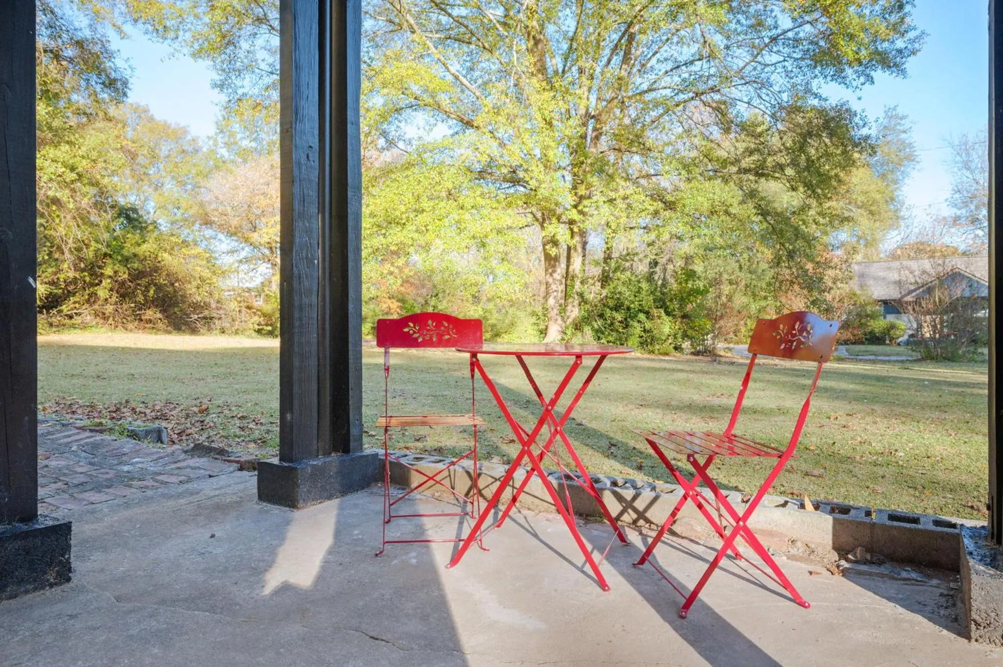 Patio in Quiet & Quaint apartment, 5 mins to airport and 15 mins to downtown