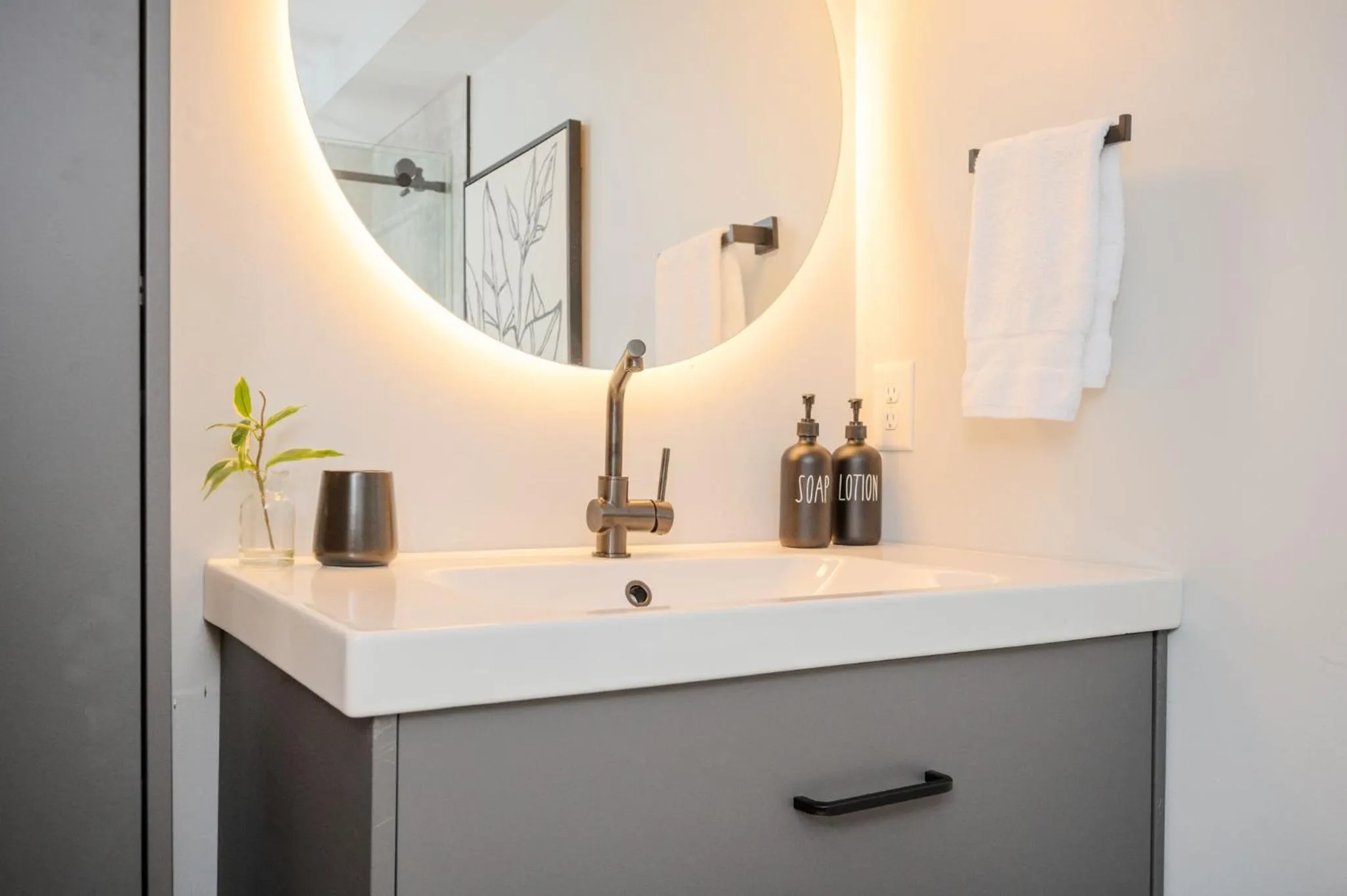 Bathroom in Quiet & Quaint apartment, 5 mins to airport and 15 mins to downtown