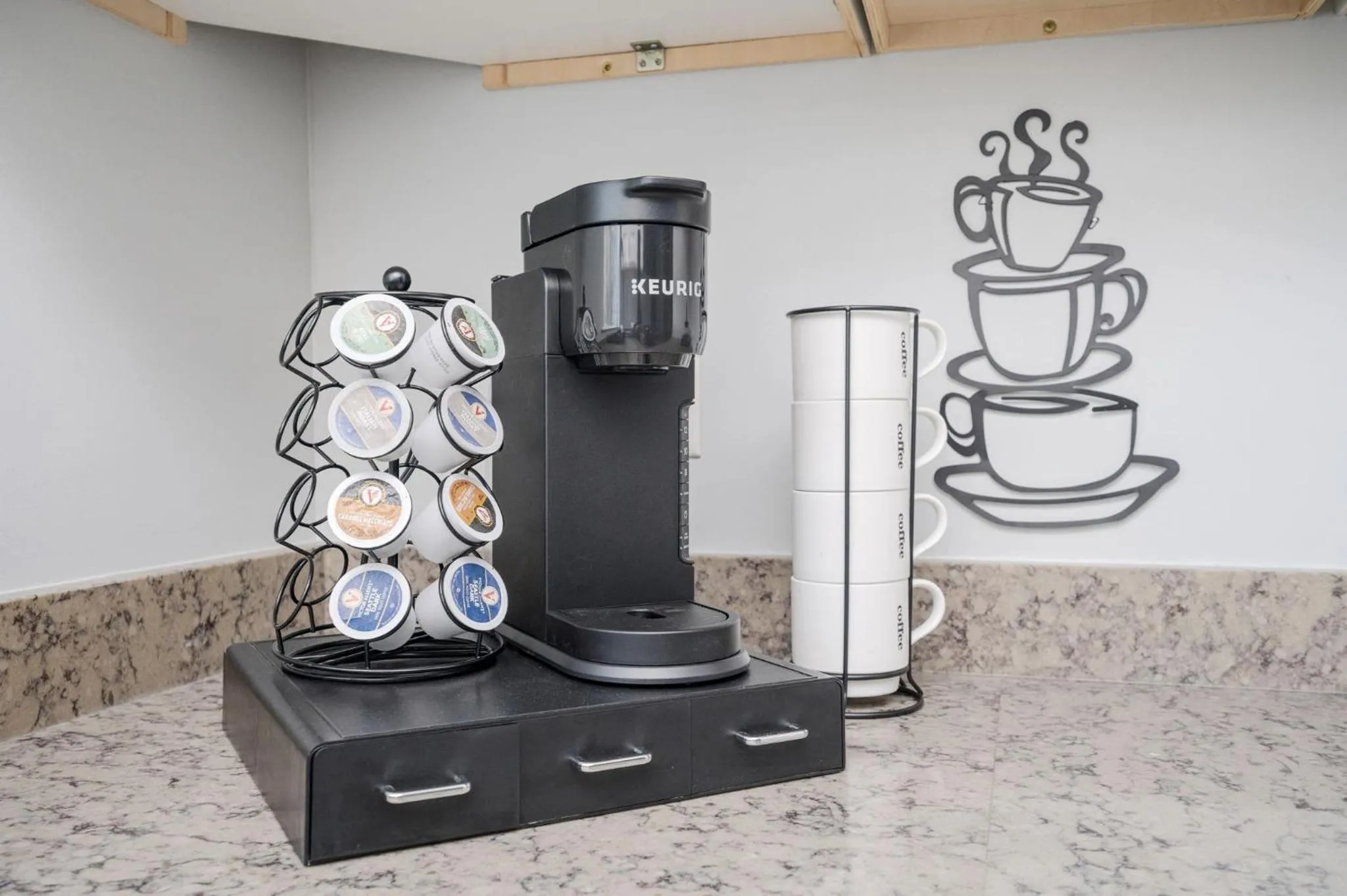 Coffee/tea facilities in Quiet & Quaint apartment, 5 mins to airport and 15 mins to downtown