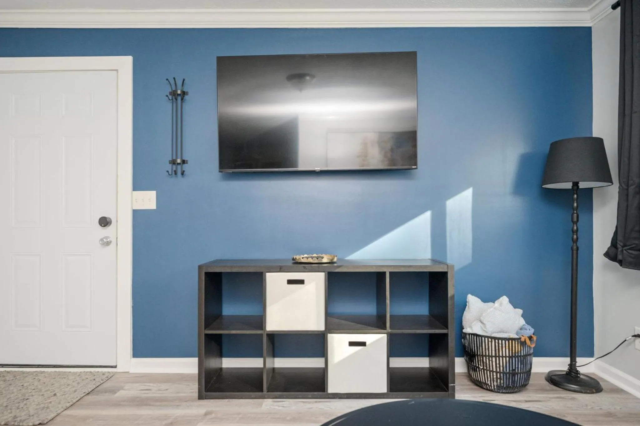 TV and multimedia in Quiet & Quaint apartment, 5 mins to airport and 15 mins to downtown