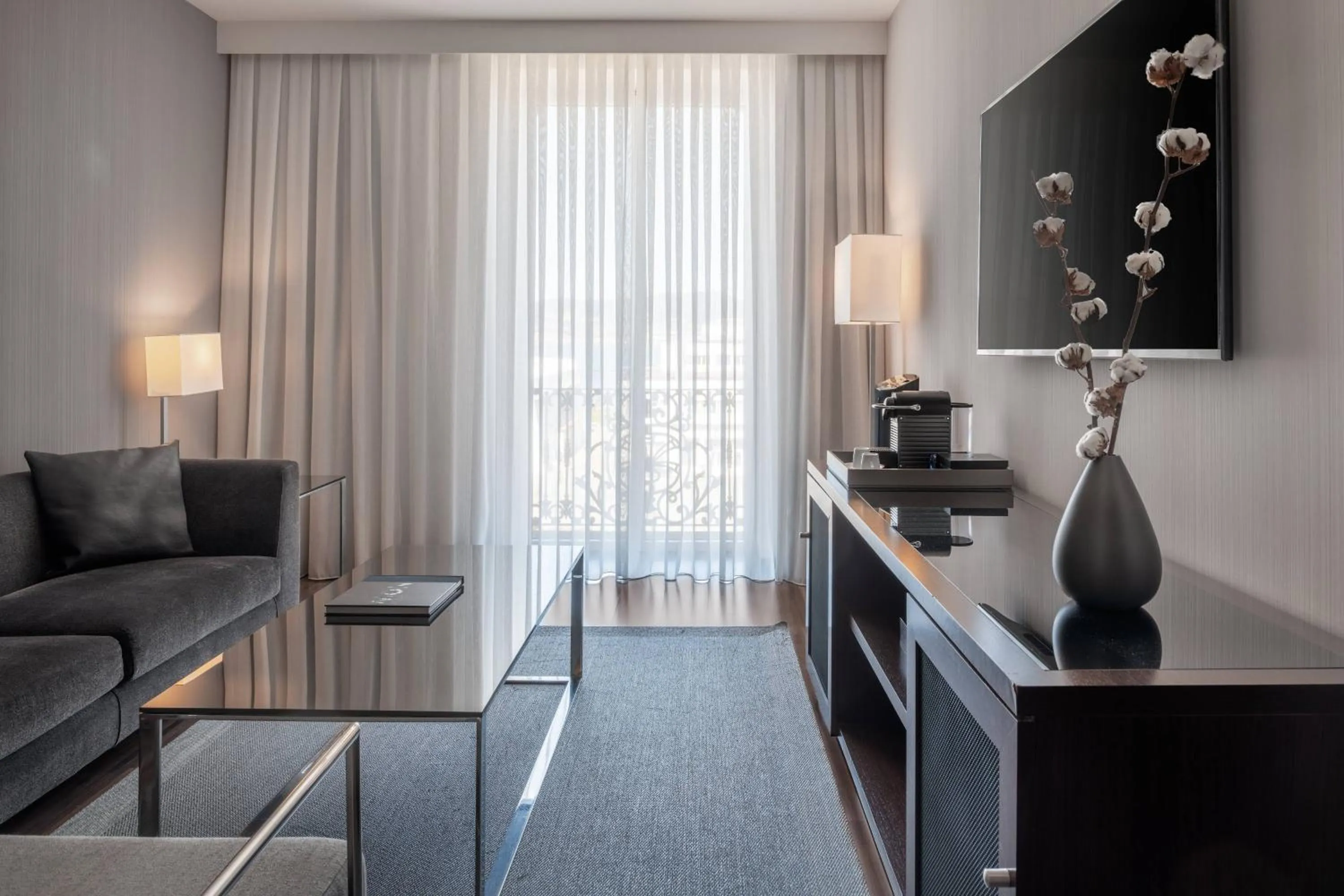 Living room in AC Hotel Palacio Universal by Marriott