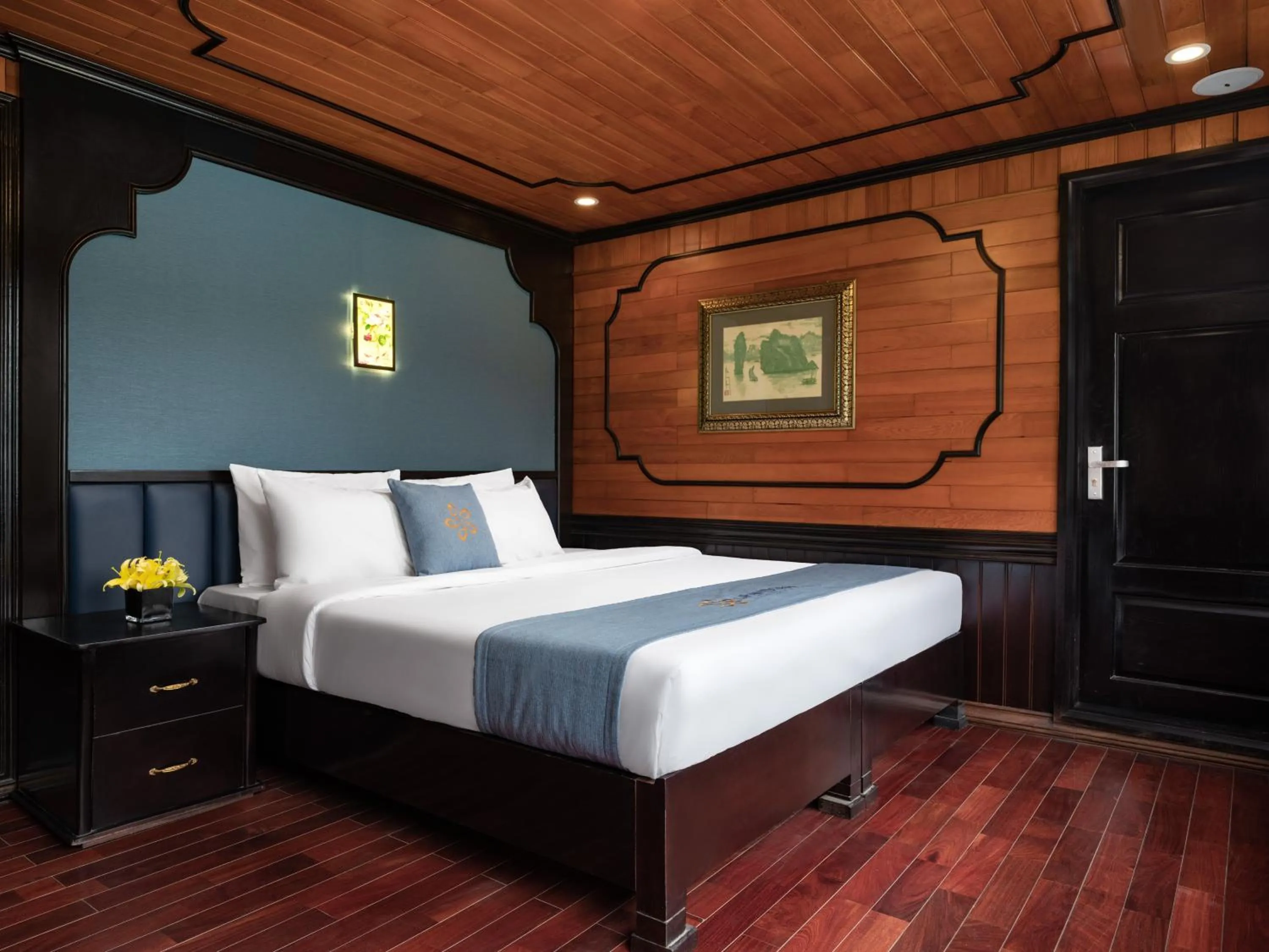 Bed in La Pandora Boutique Cruises