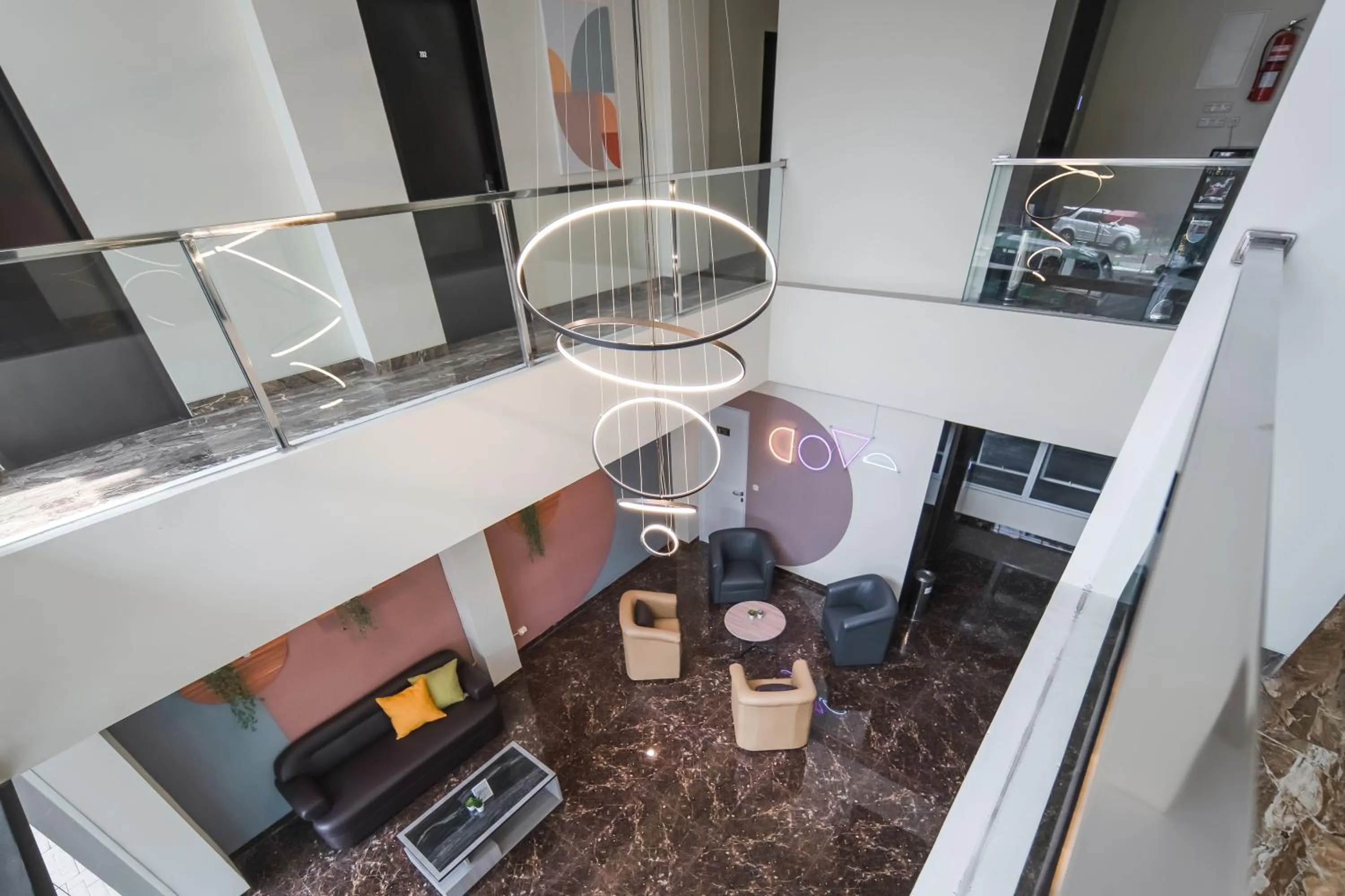 Communal lounge/ TV room in Cove West Inn Cihampelas