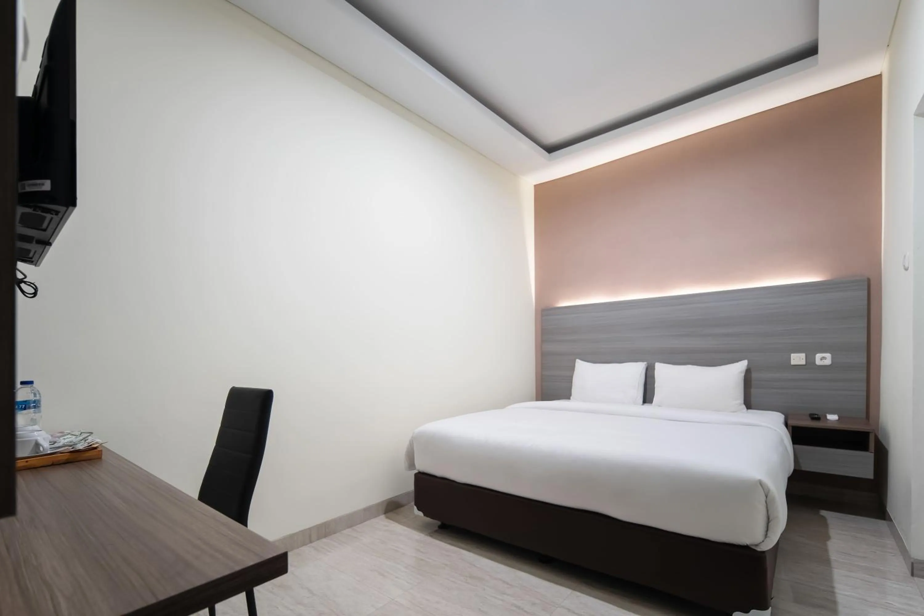 Bed in Cove West Inn Cihampelas