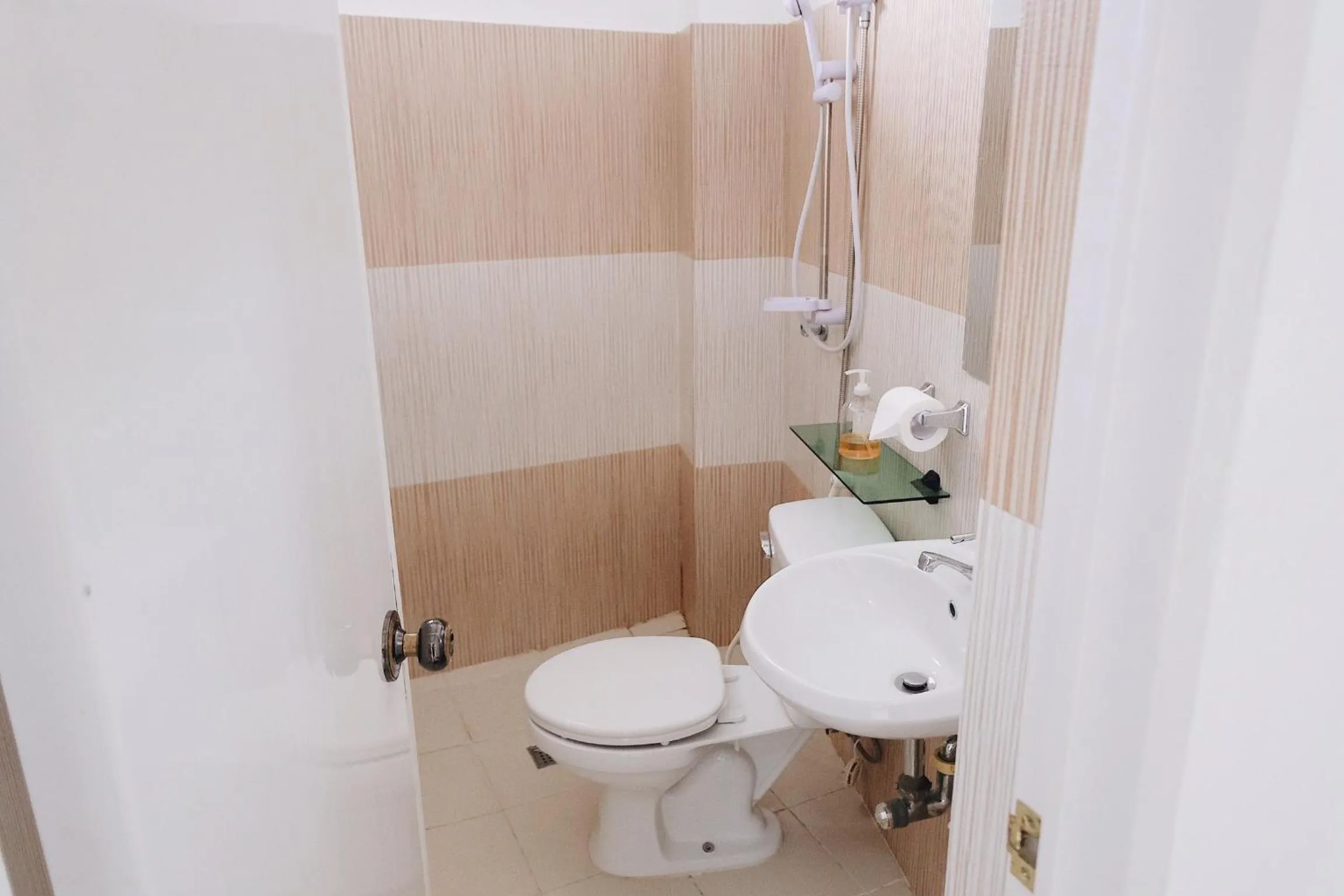 Shower in Endless Summer Hotel Baler