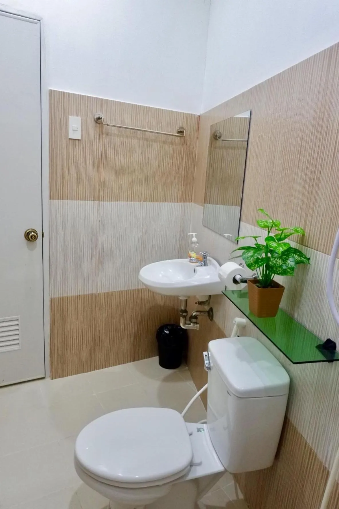 Shower in Endless Summer Hotel Baler