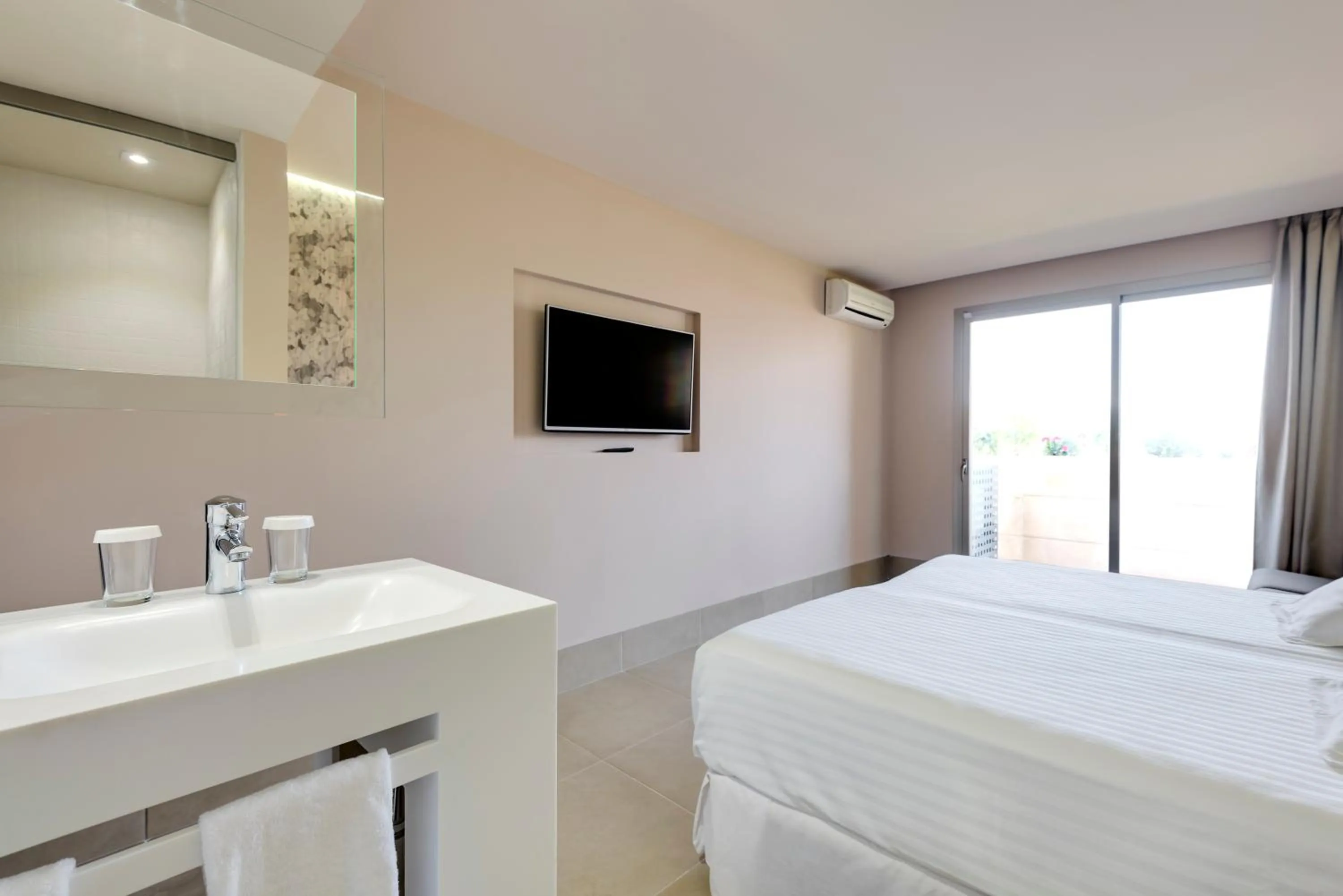Bathroom, Bed in Occidental Ibiza - All Inclusive