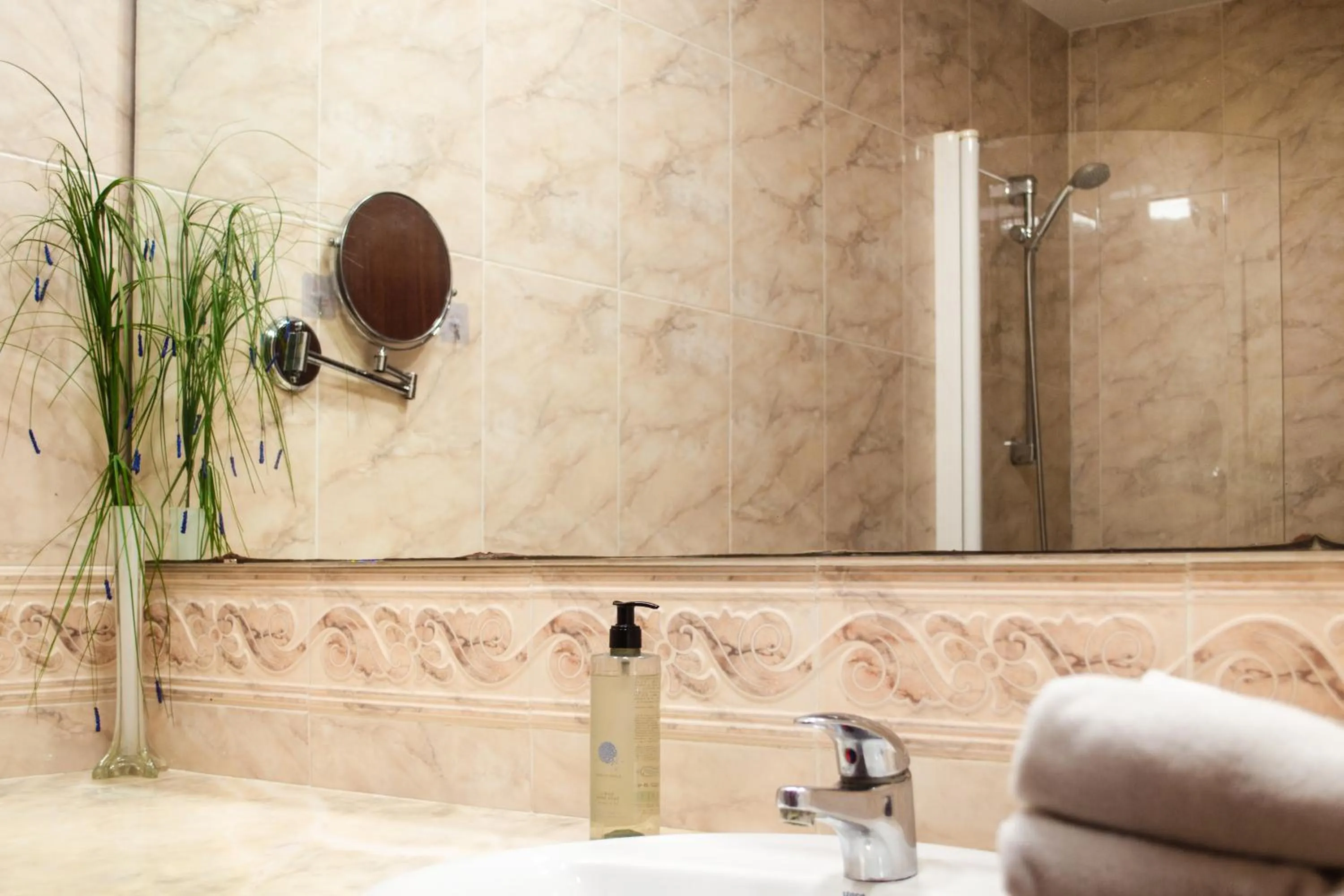 Shower in Checkin Valencia Ciscar