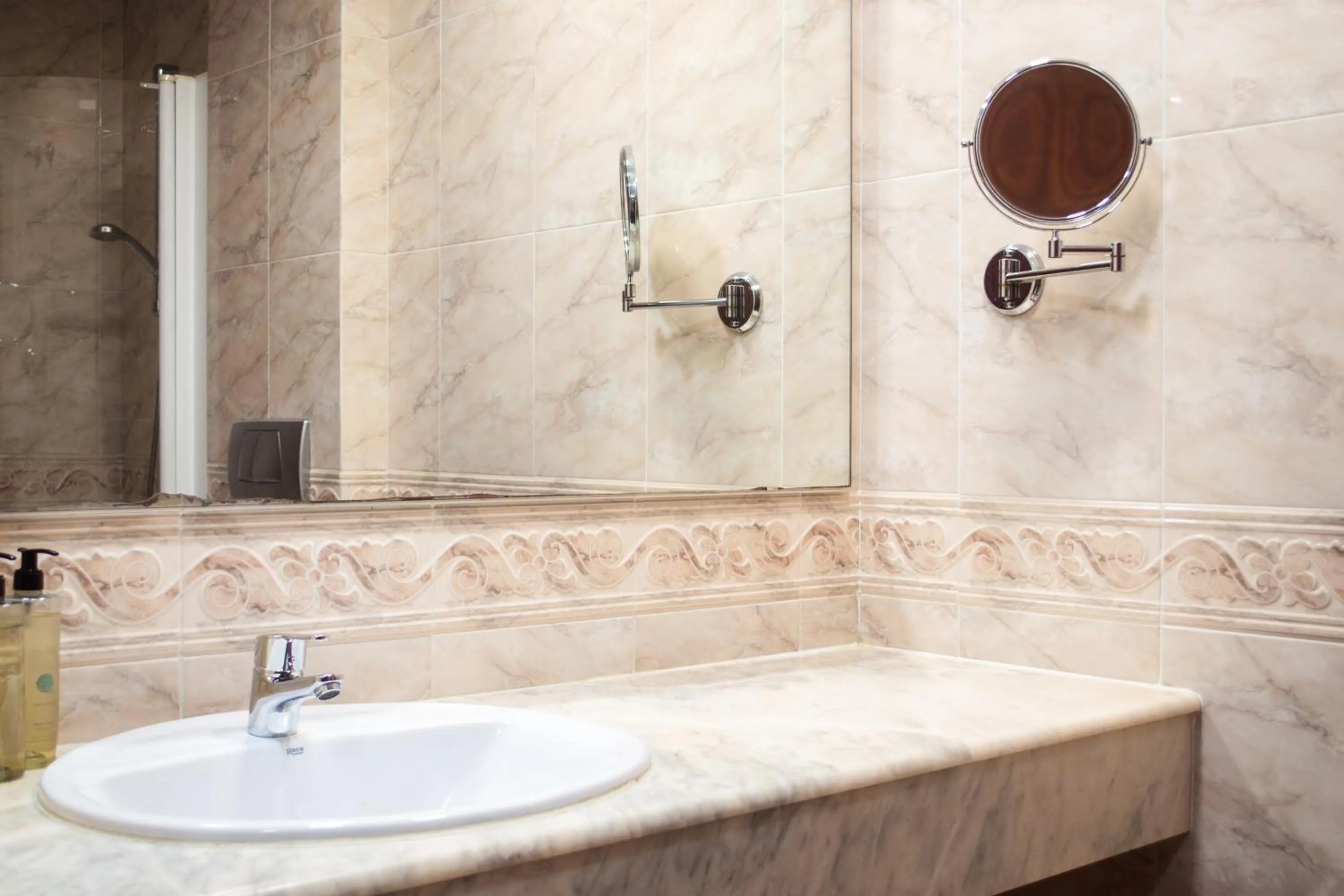 Shower in Checkin Valencia Ciscar