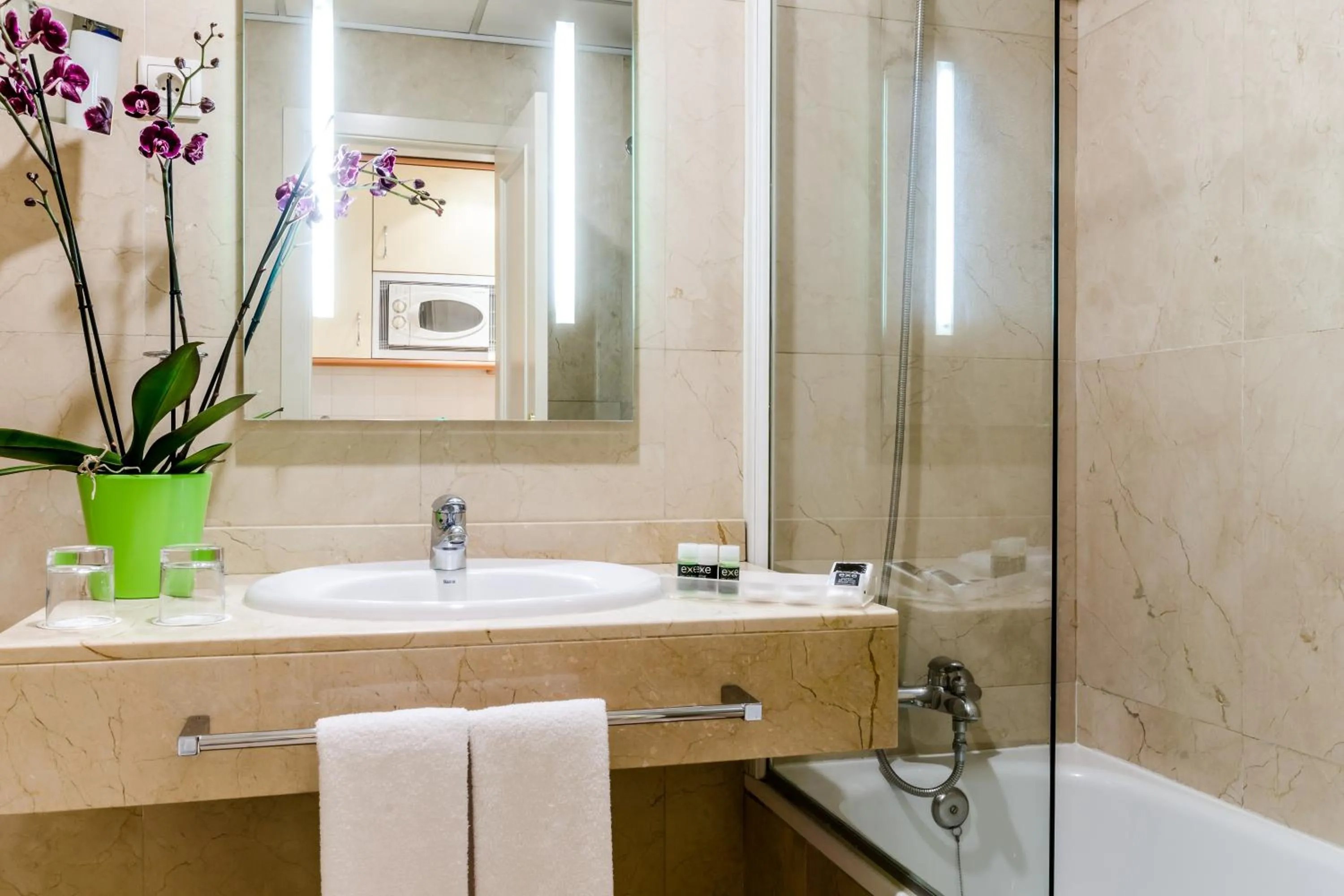 Shower in Exe Suites 33