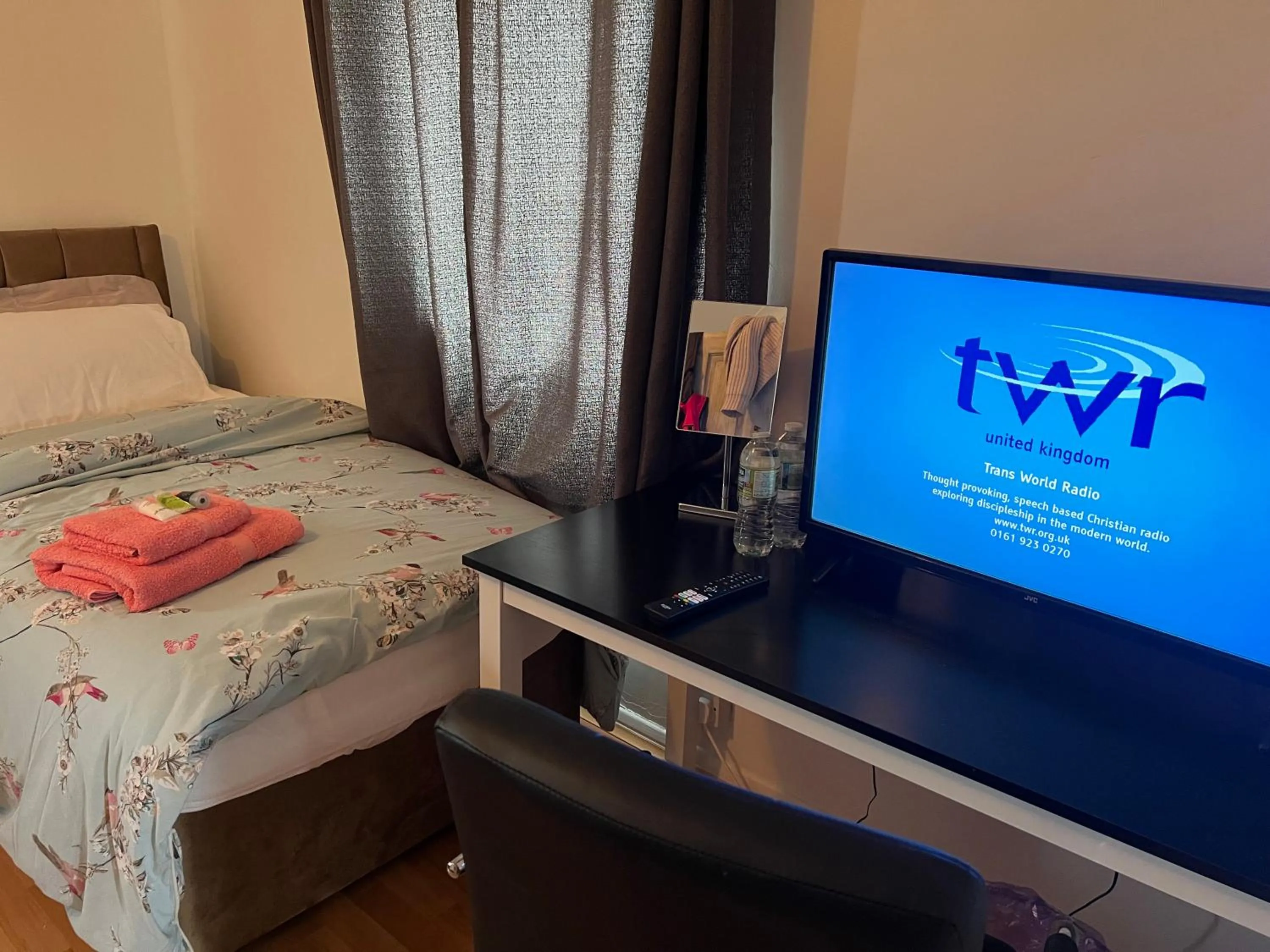 Bed in Park View Serviced Apartment - Next to Northolt Tube Station - Near Central London & Wembley