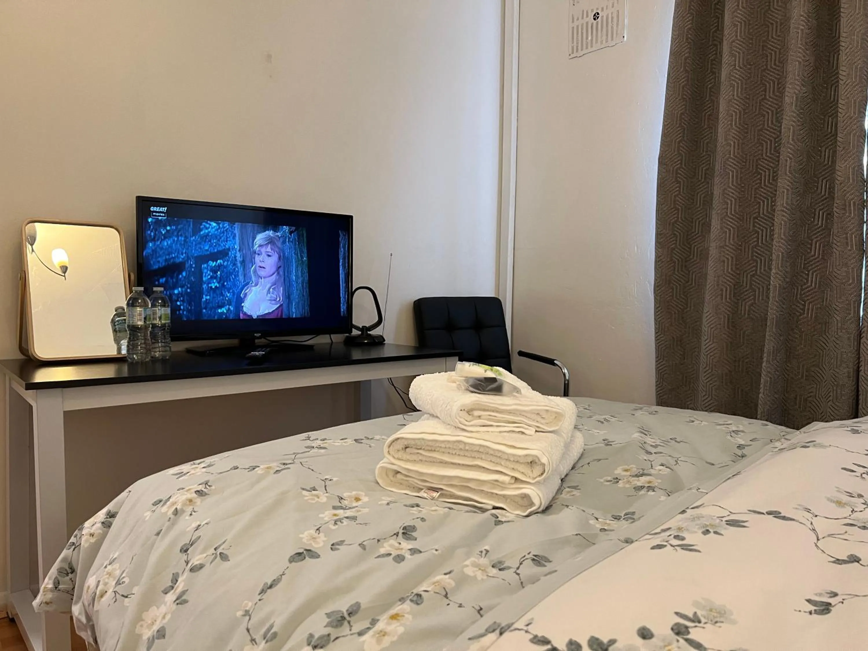 Bed in Park View Serviced Apartment - Next to Northolt Tube Station - Near Central London & Wembley