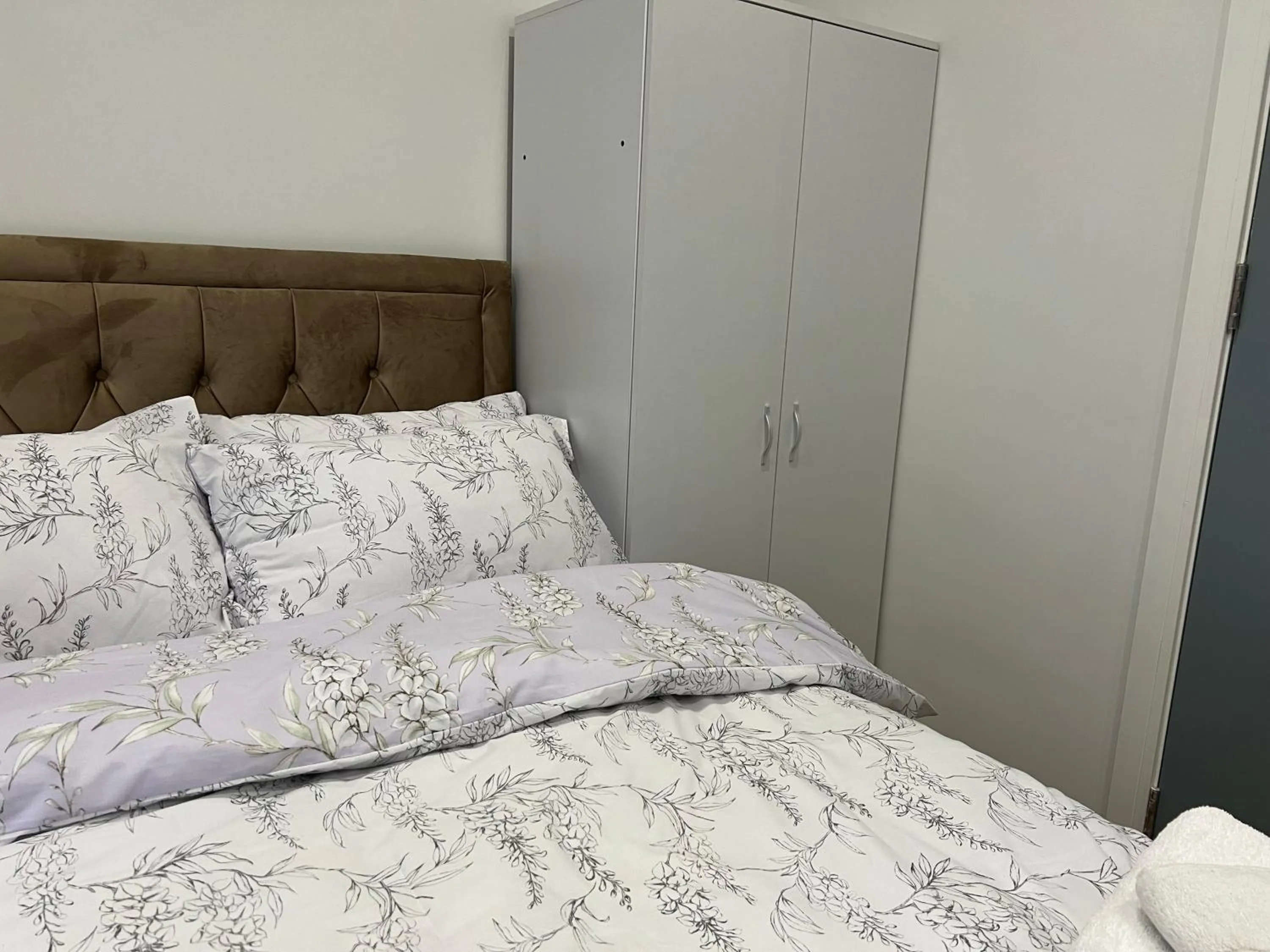 Bedroom, Bed in Park View Serviced Apartment - Next to Northolt Tube Station - Near Central London & Wembley