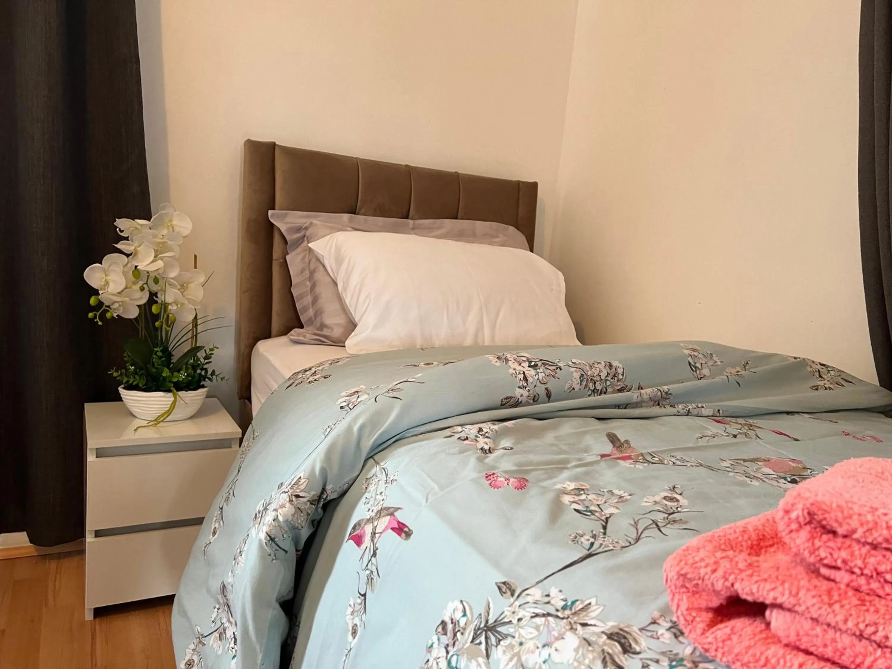 Bed in Park View Serviced Apartment - Next to Northolt Tube Station - Near Central London & Wembley