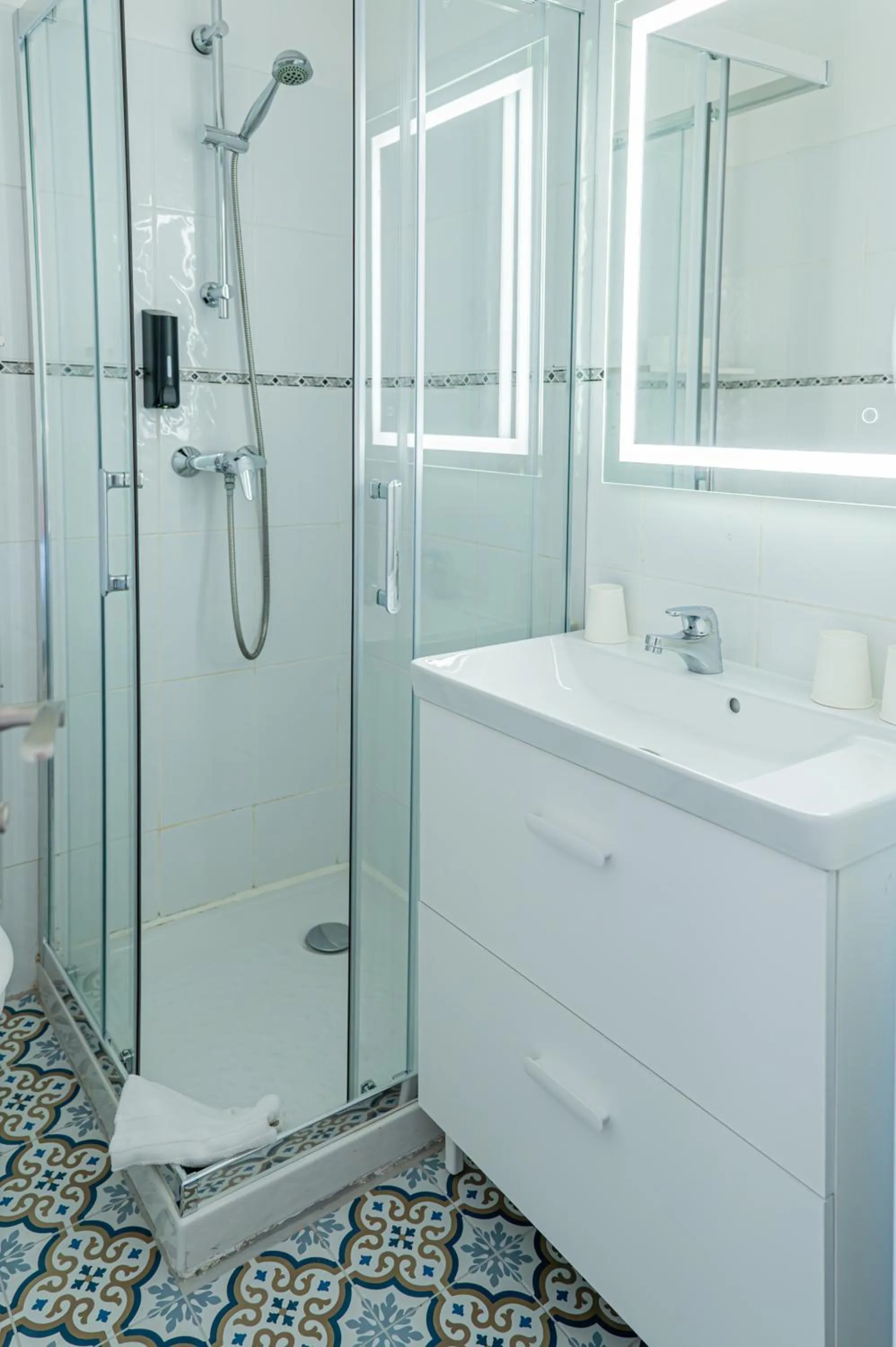 Bathroom in Hôtel de la Mairie