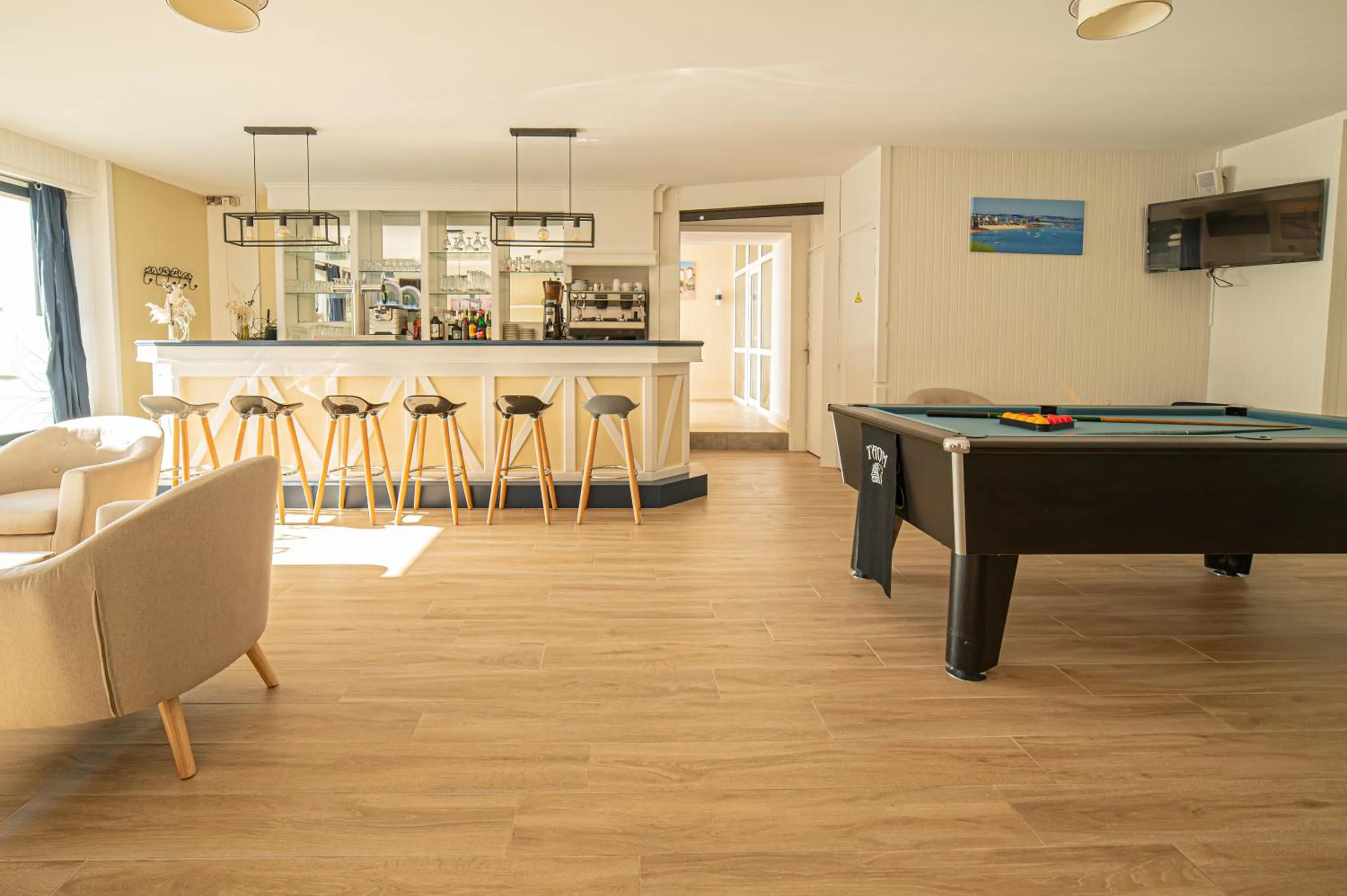 Communal lounge/ TV room in Hôtel de la Mairie