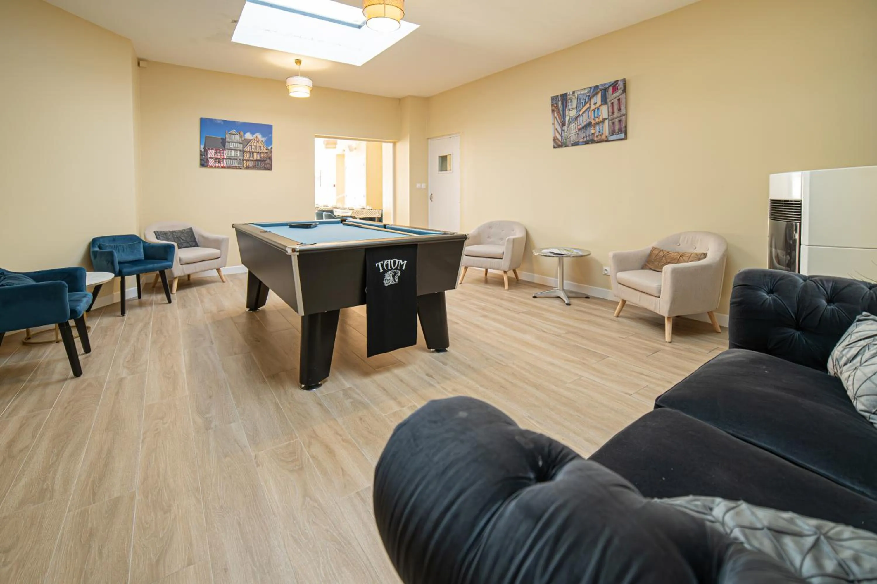 Communal lounge/ TV room in Hôtel de la Mairie