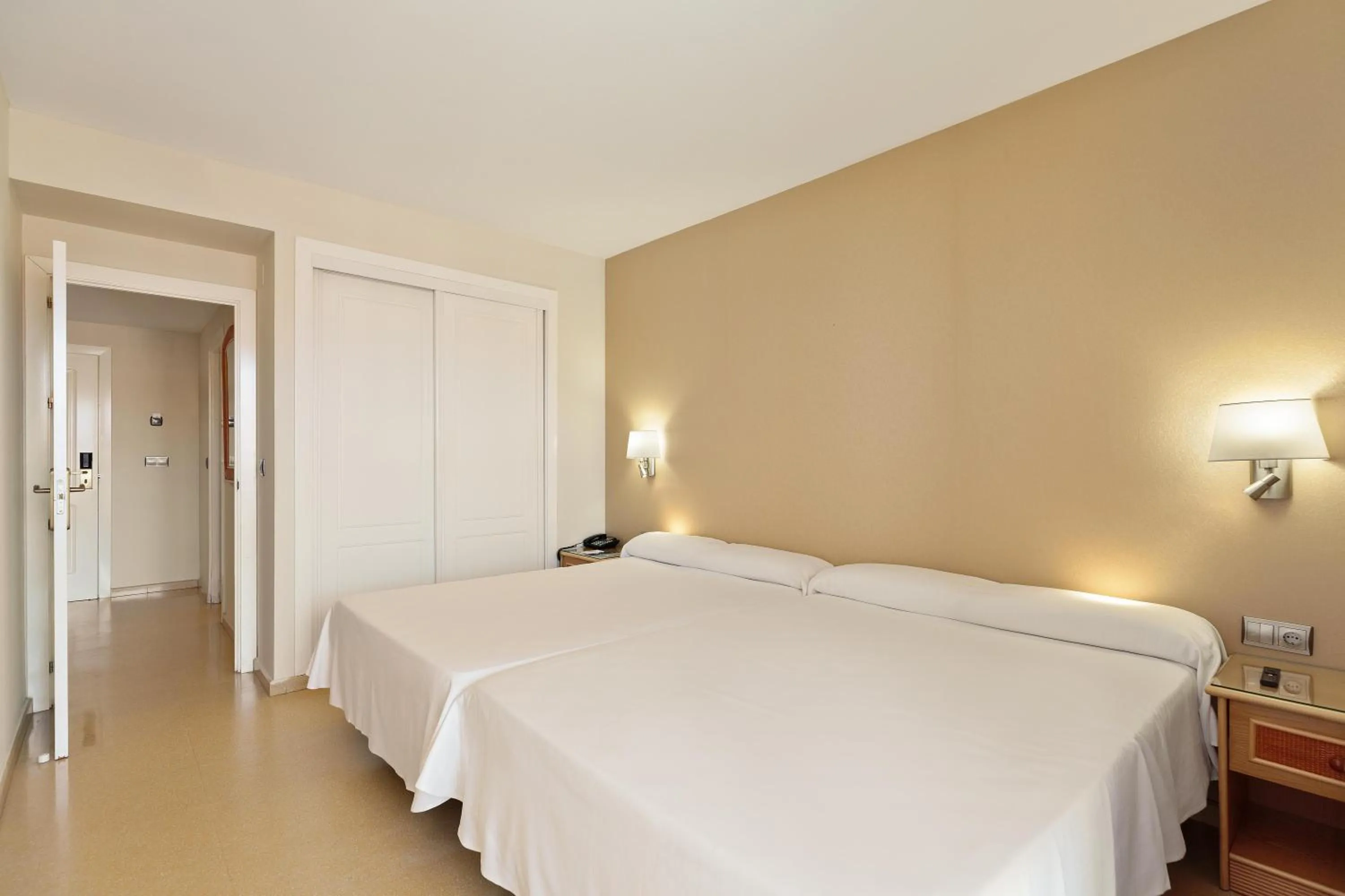 Photo of the whole room, Bed in Hotel Best Roquetas