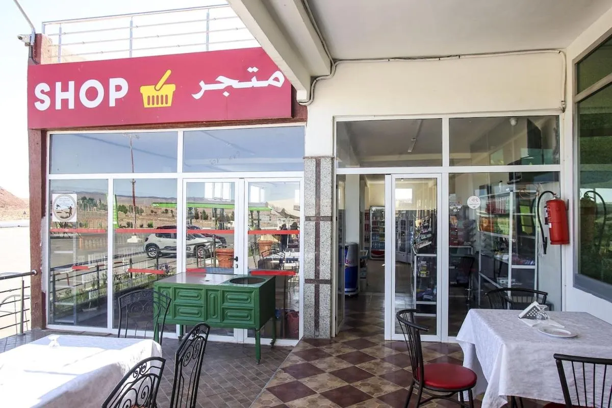 Restaurant/places to eat in HOTEL LA POMME ZAIDA