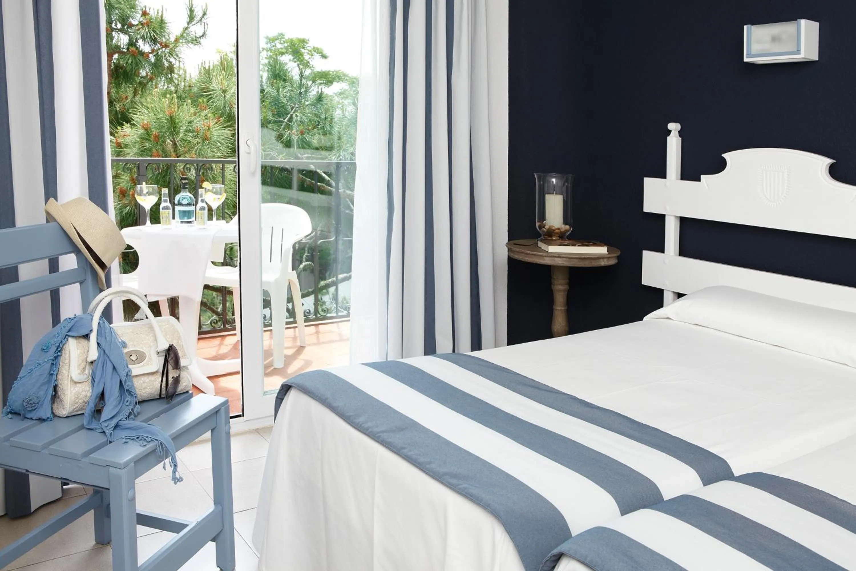 Balcony/Terrace, Bed in Hotel Els Pins