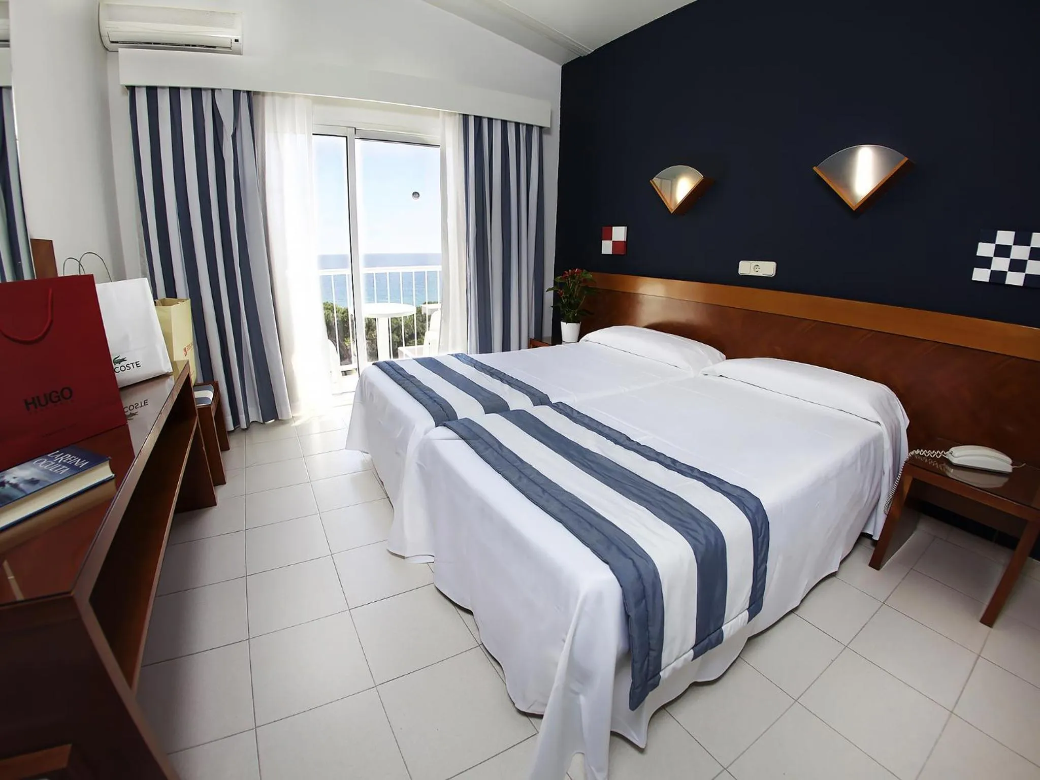 Day, Bed in Hotel Els Pins