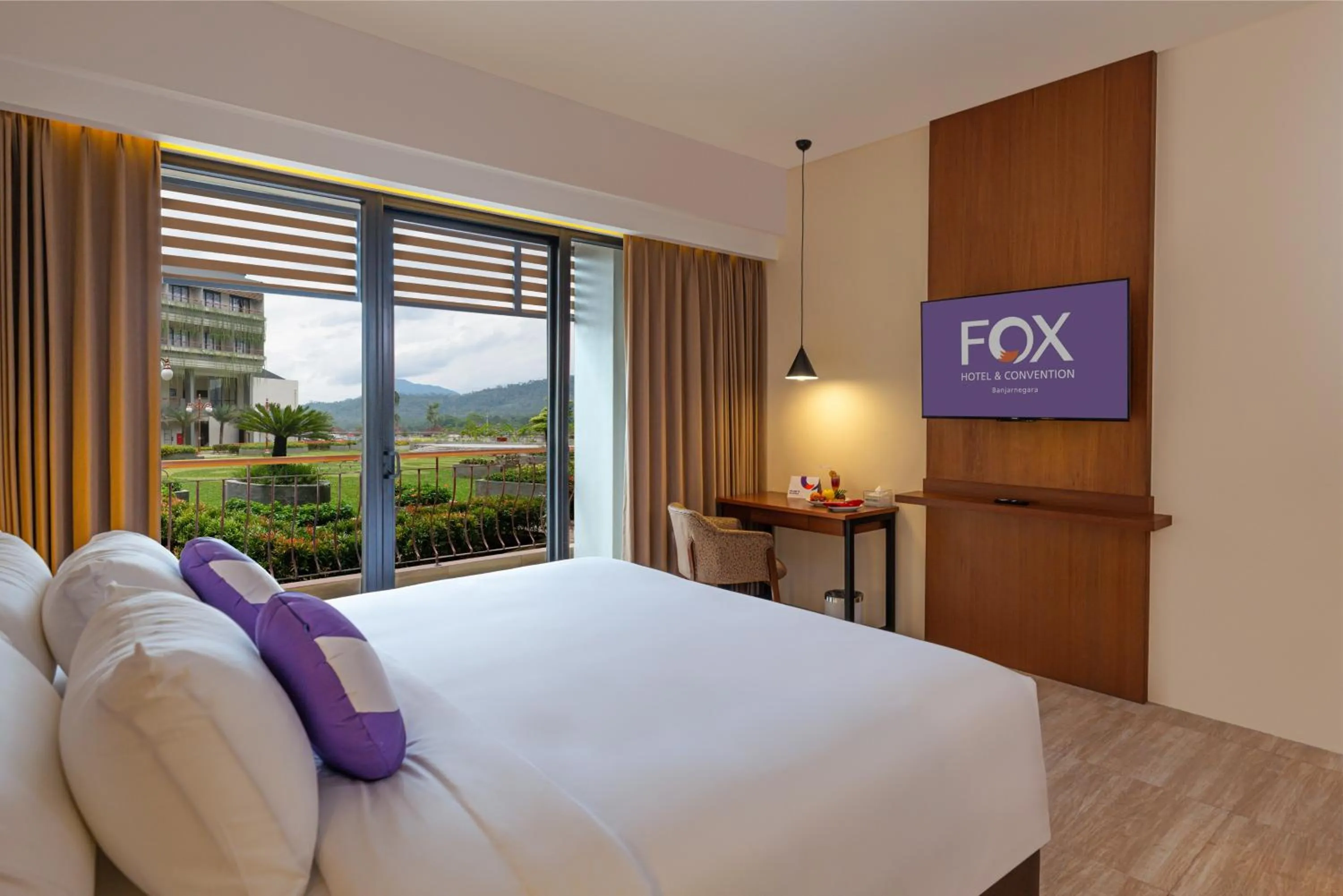 View (from property/room), Bed in FOX HARRIS Hotel & Convention Banjarnegara