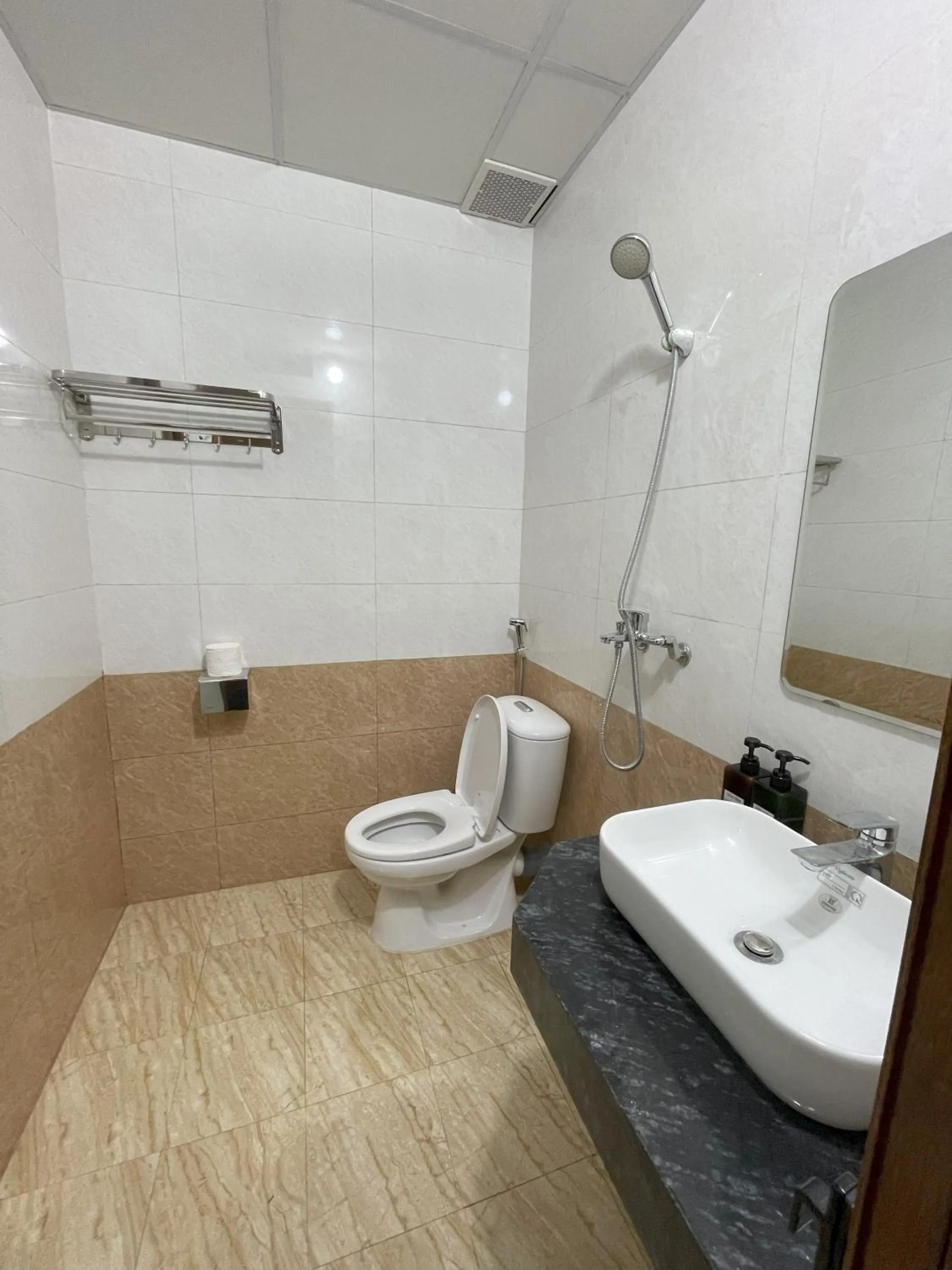 Toilet in Sky Bay Lodge