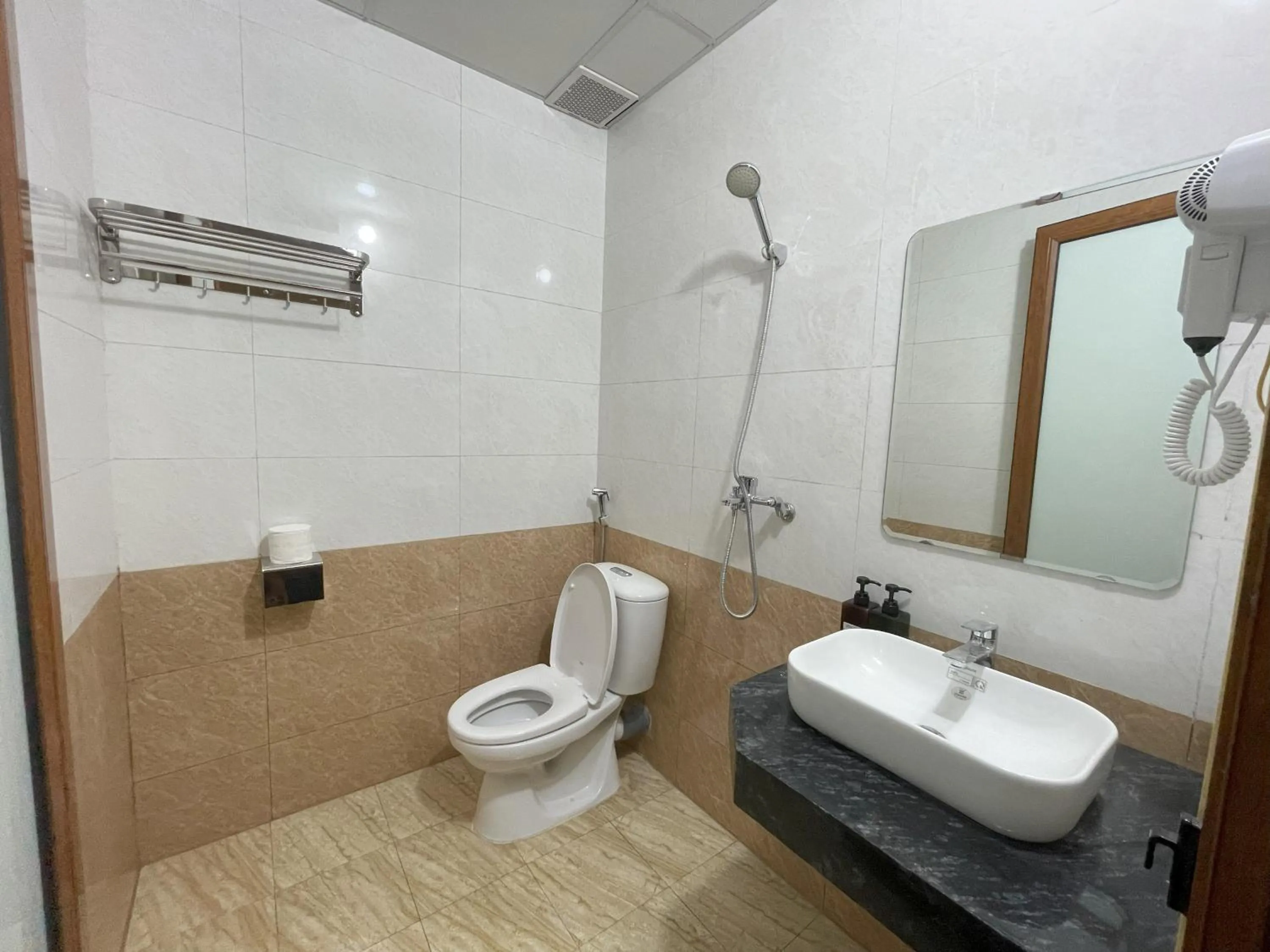 Toilet in Sky Bay Lodge