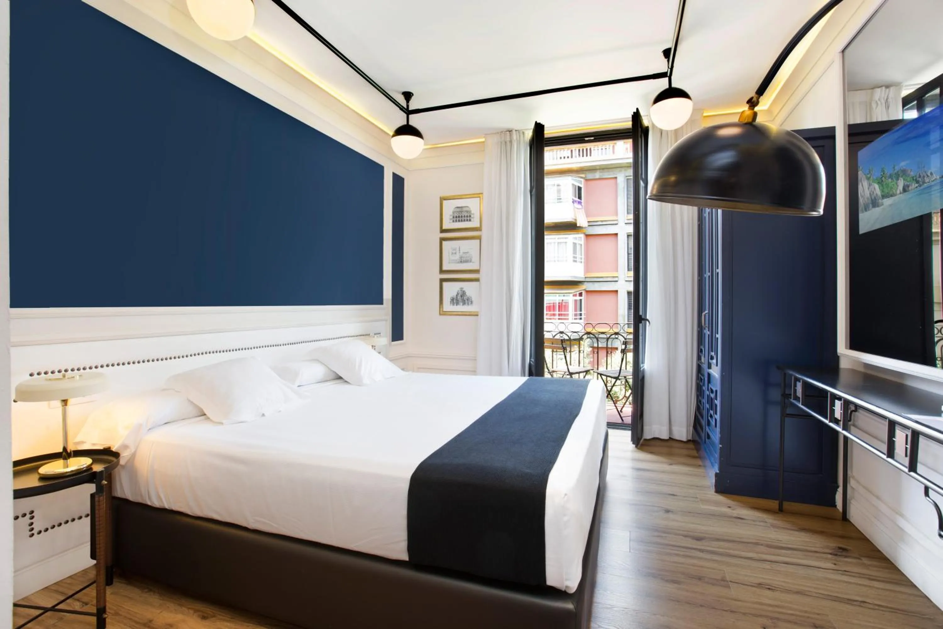 Photo of the whole room, Bed in Hotel Market