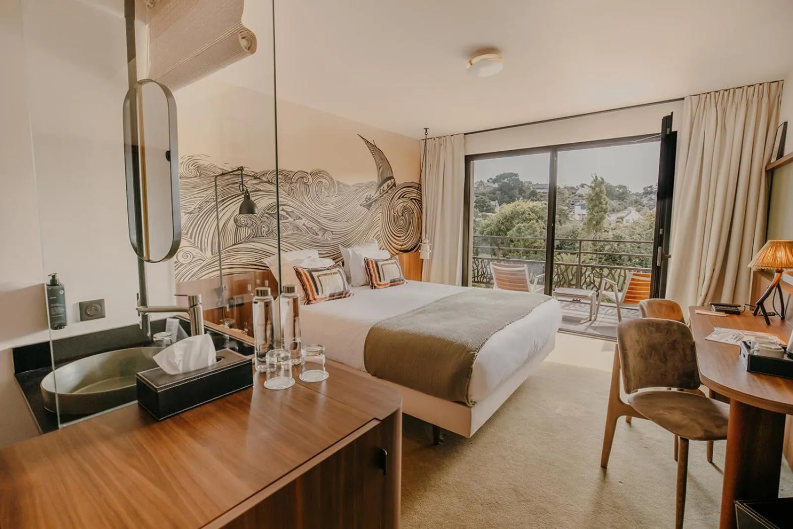 Bed in Hôtel Roz Marine Thalasso Resort