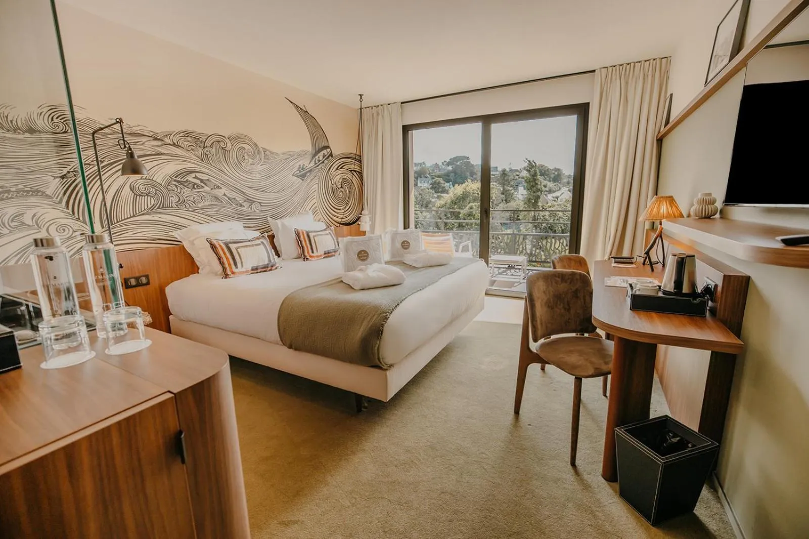 Bed in Hôtel Roz Marine Thalasso Resort