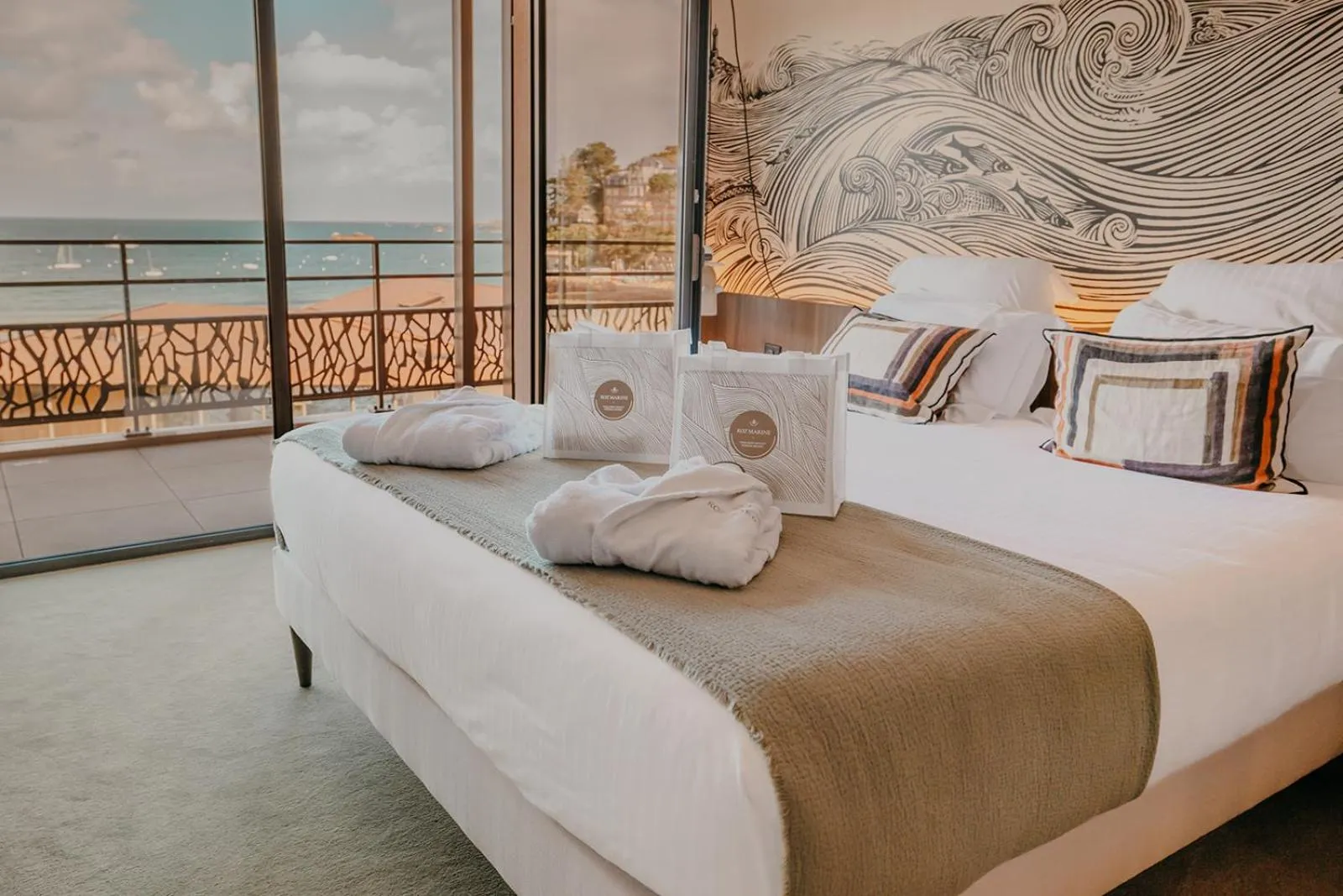 Bed in Hôtel Roz Marine Thalasso Resort