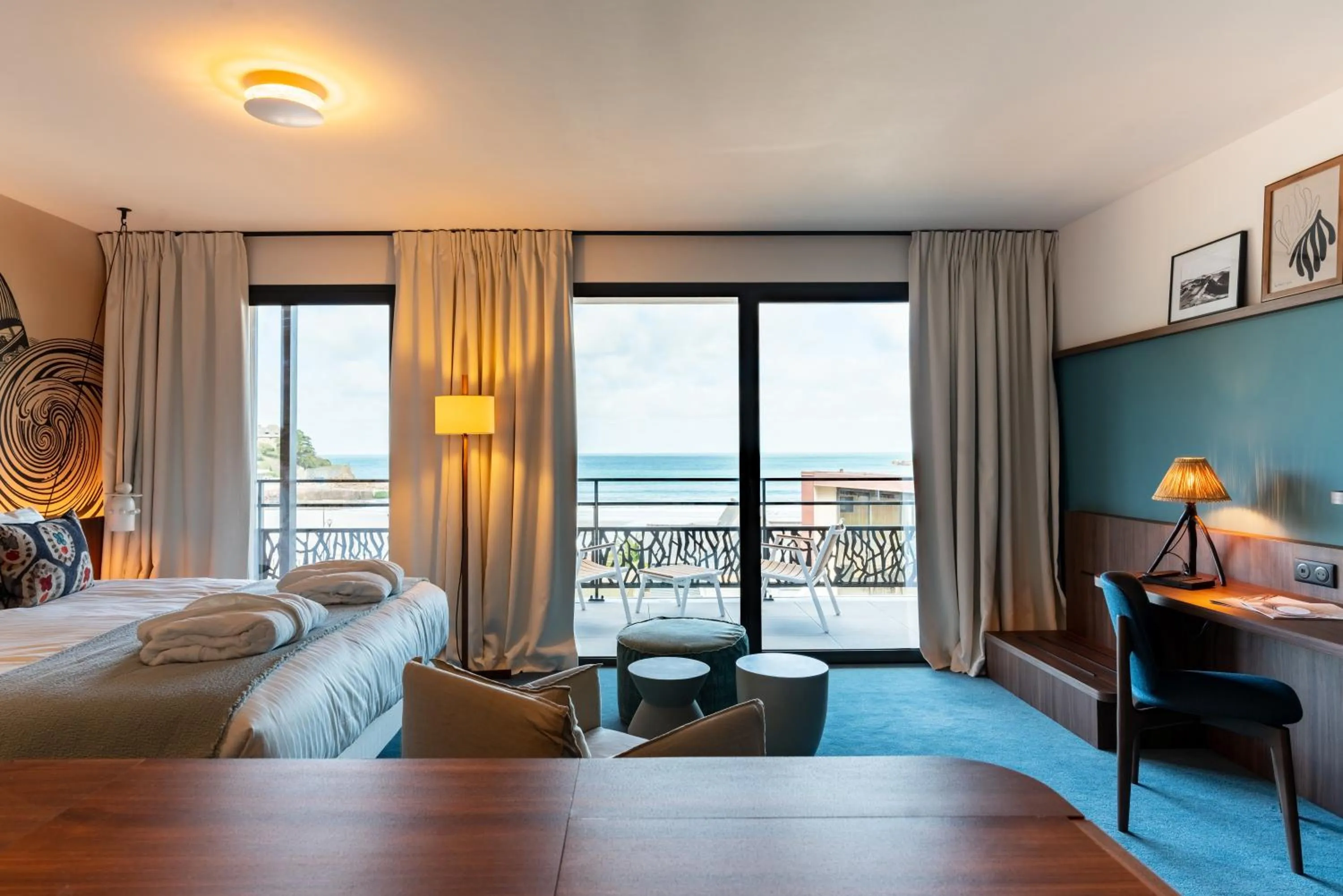 Seating area, Bed in Hôtel Roz Marine Thalasso Resort