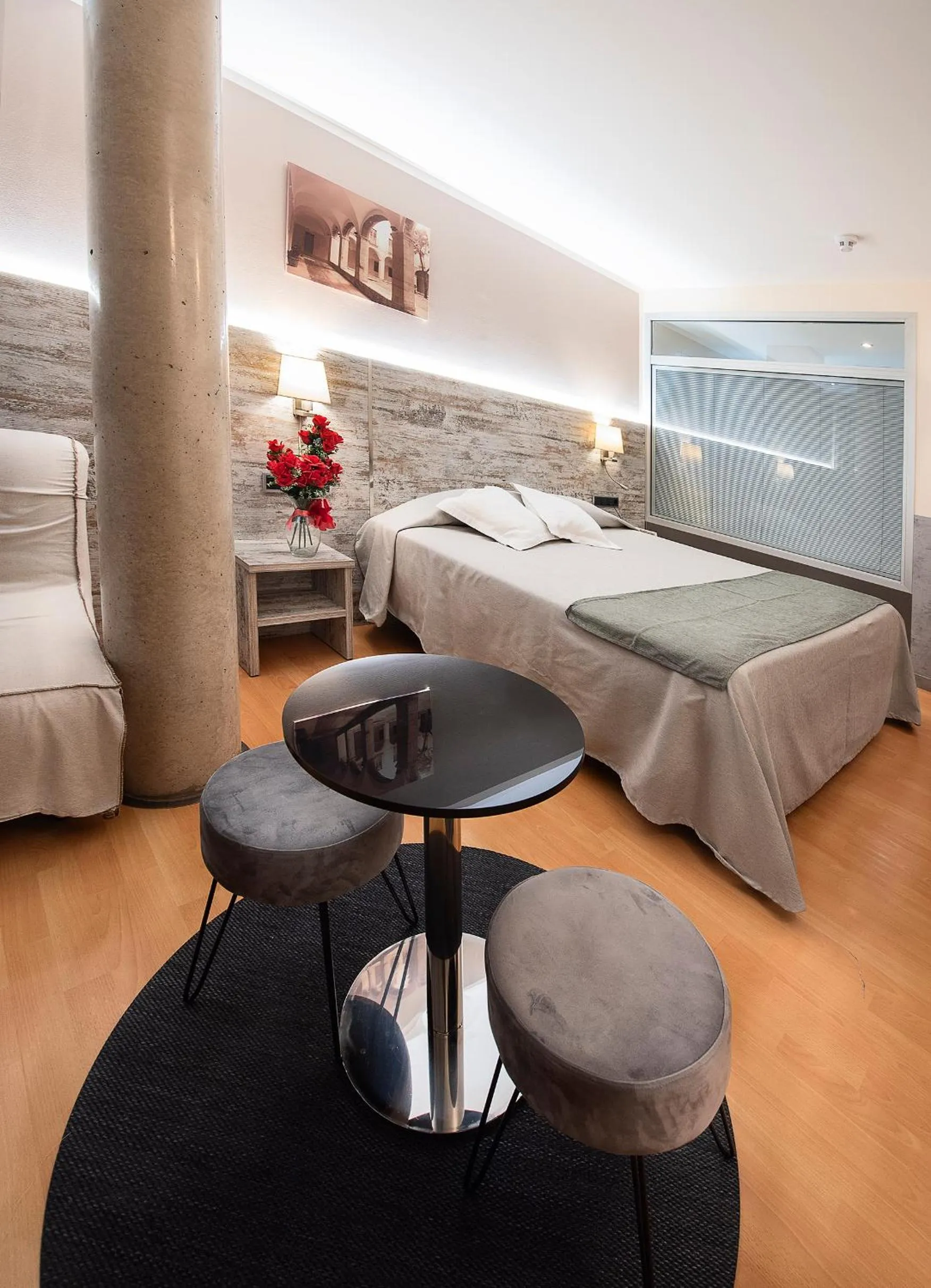Property building, Bed in Hotel Palau de Girona