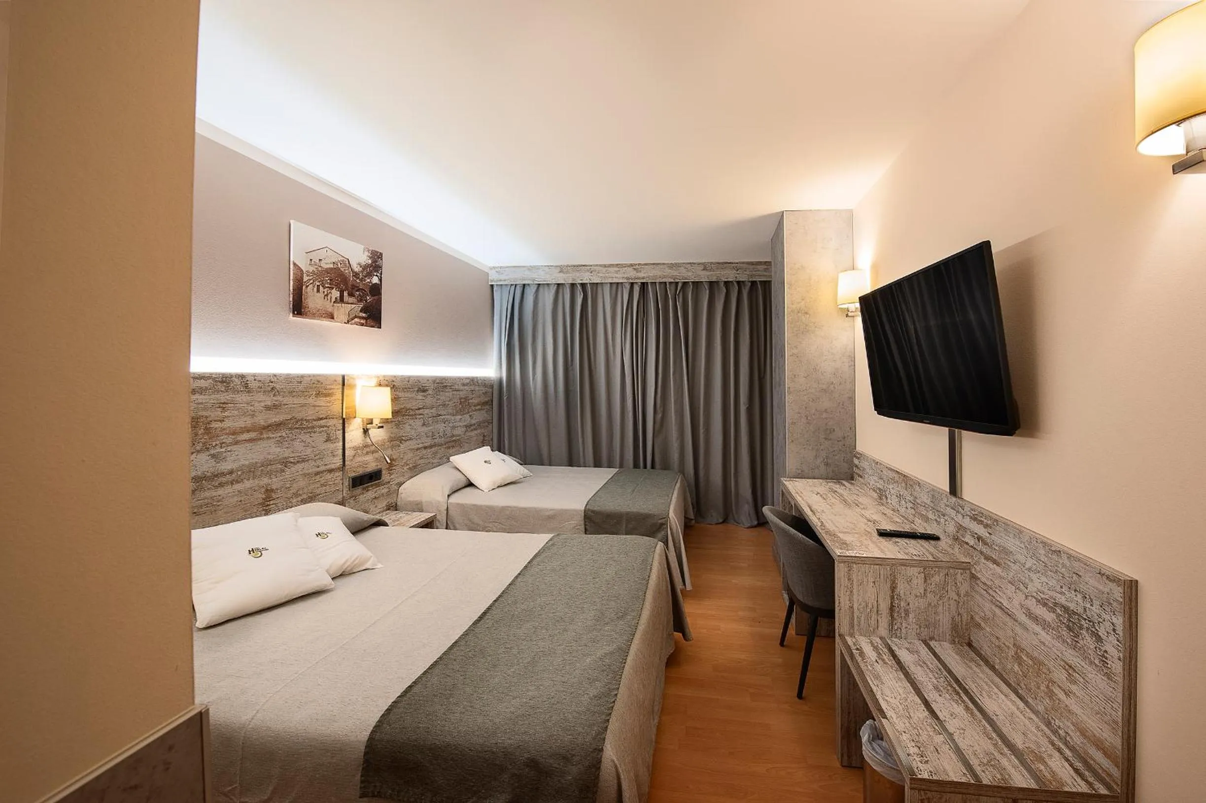 Bed in Hotel Palau de Girona