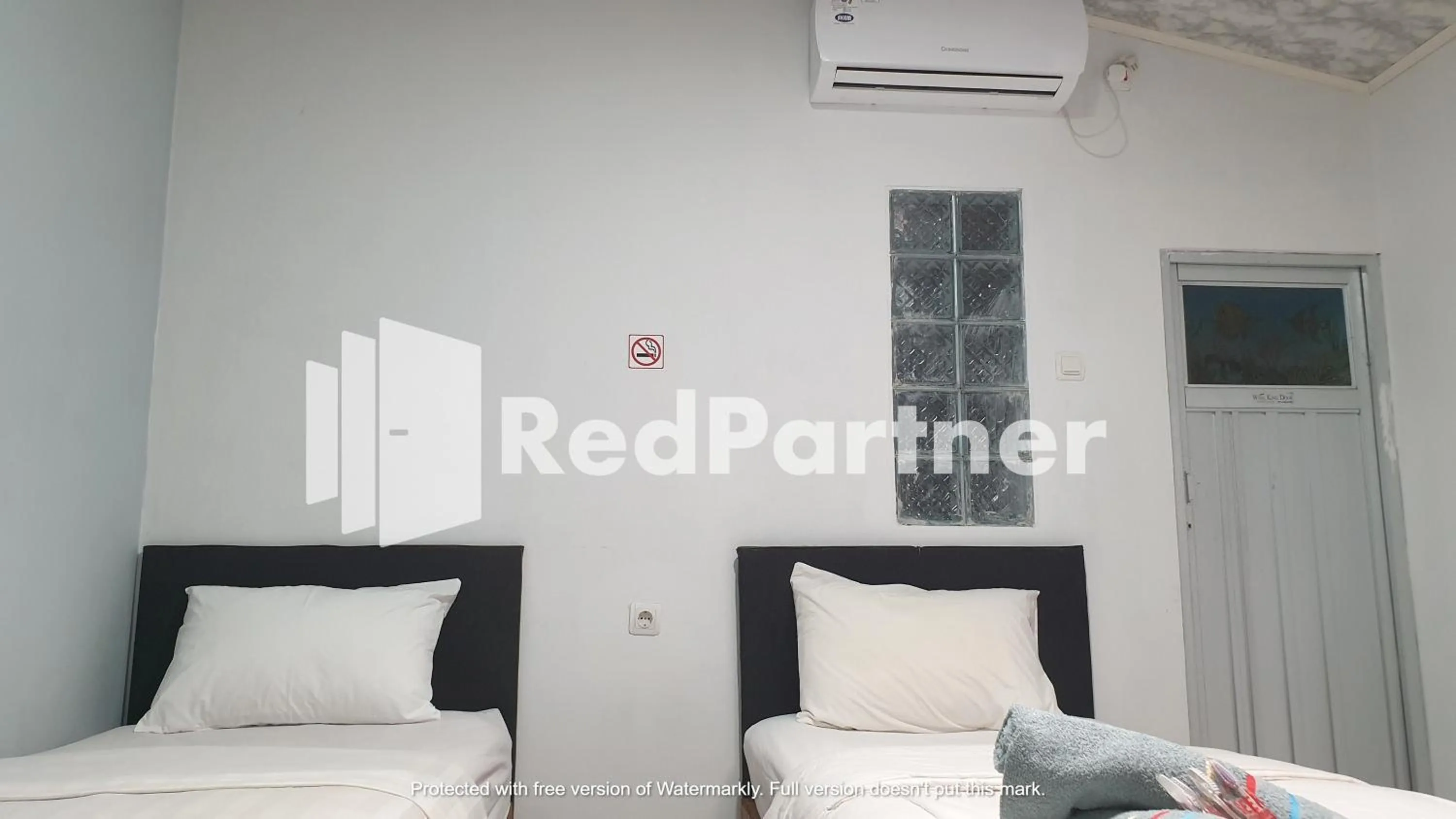Bedroom, Bed in RedDoorz near Lippo Mall Yogyakarta 3