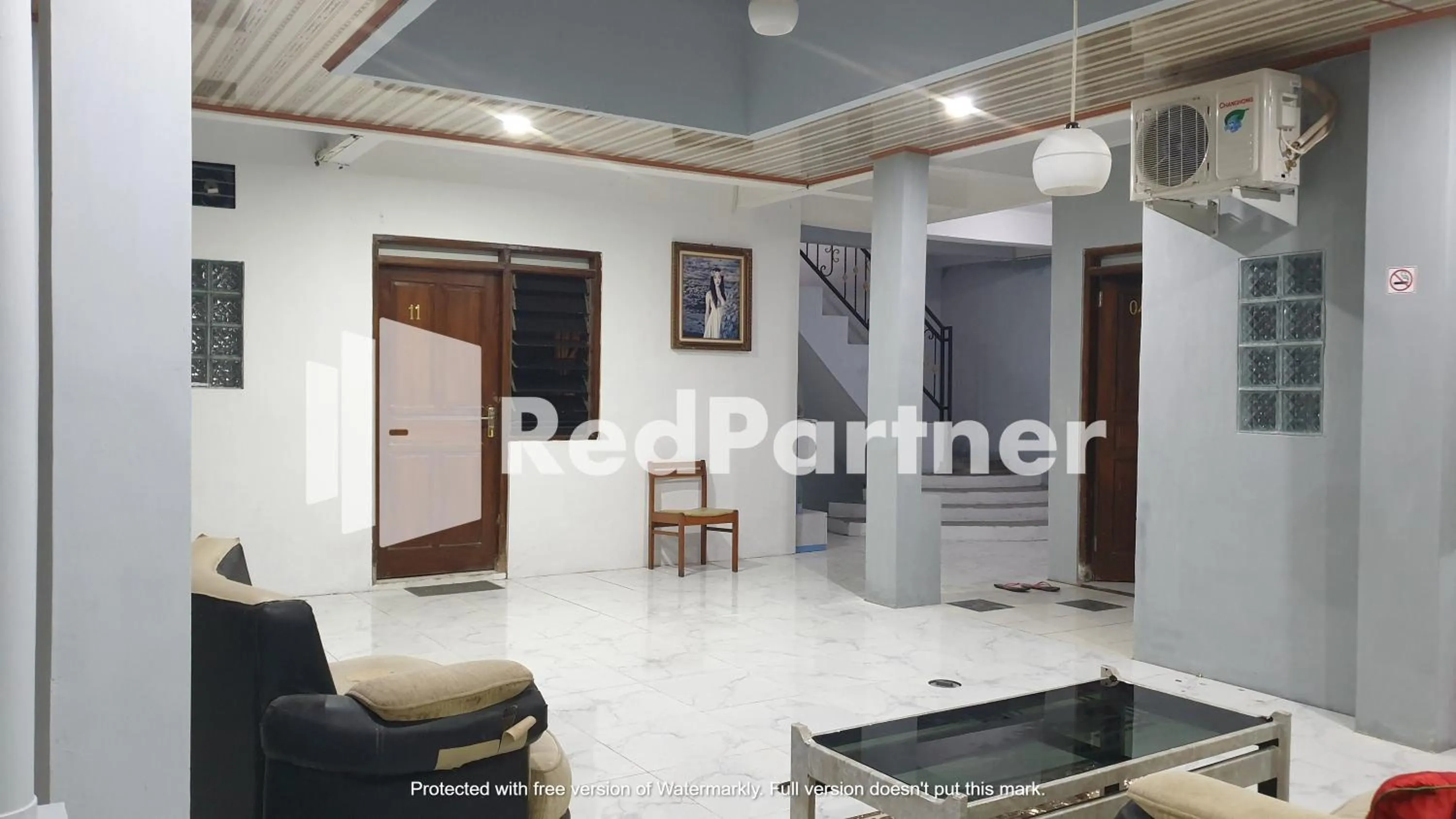 Living room in RedDoorz near Lippo Mall Yogyakarta 3