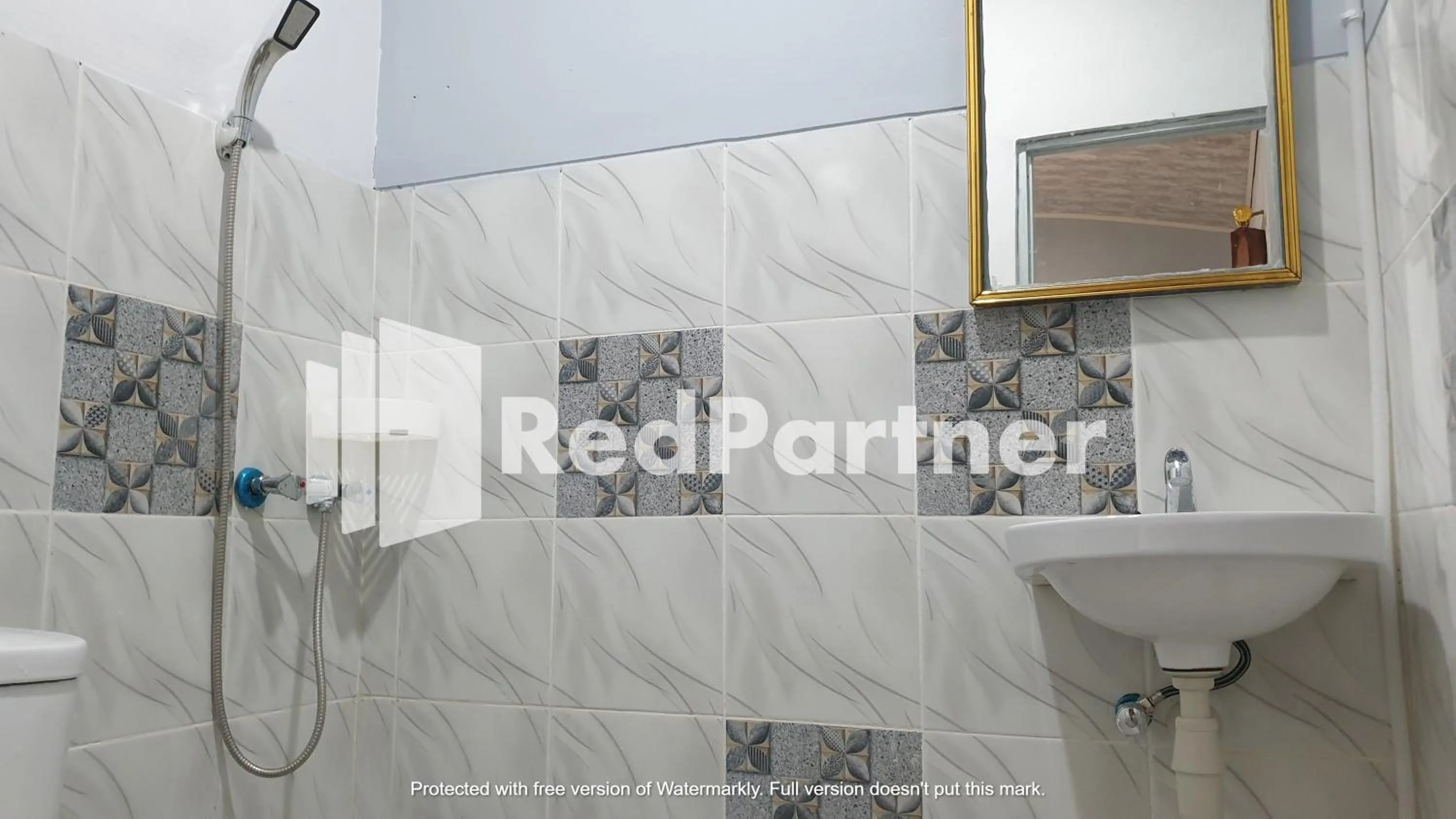 Bathroom in RedDoorz near Lippo Mall Yogyakarta 3