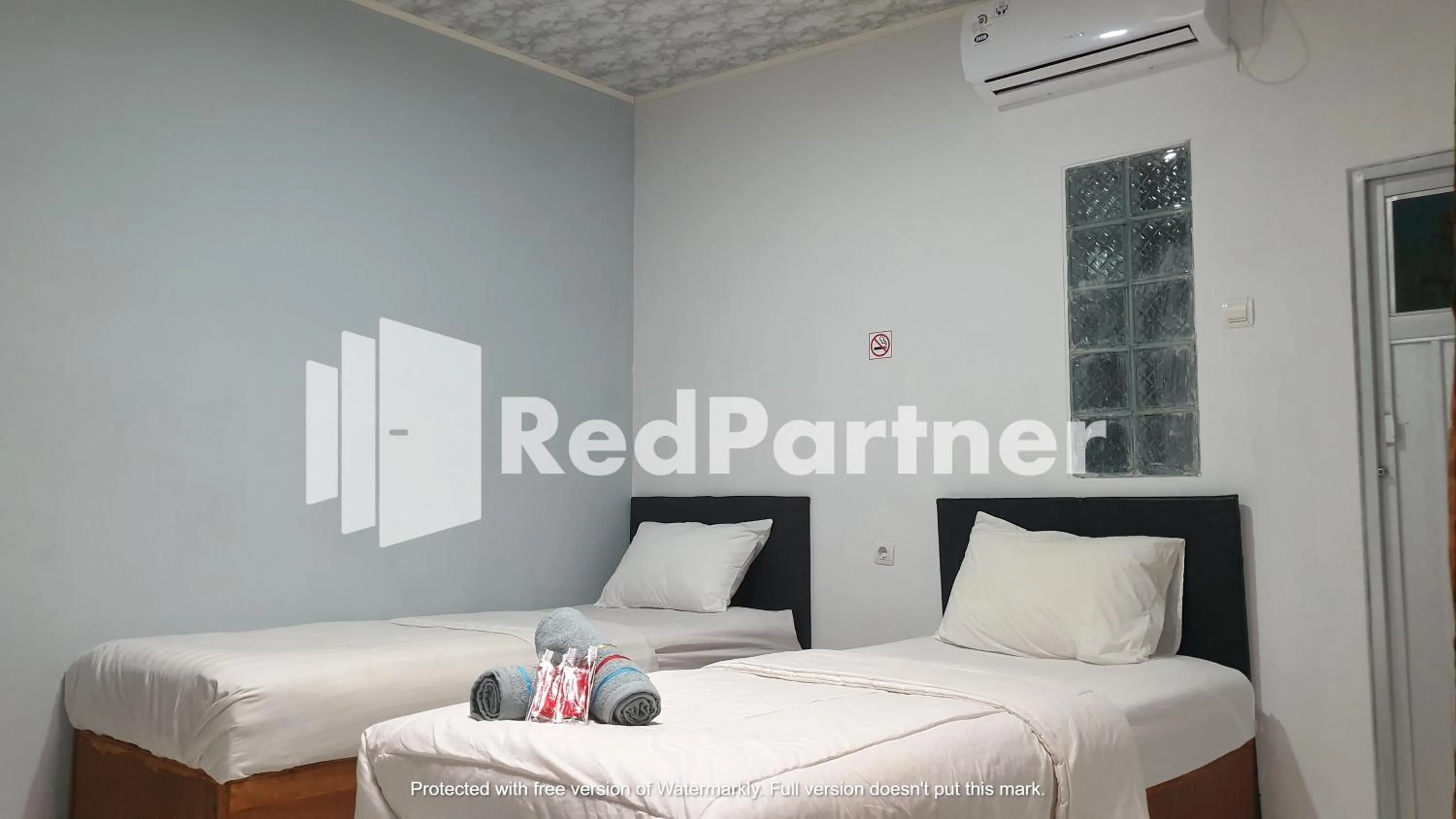 Bedroom, Bed in RedDoorz near Lippo Mall Yogyakarta 3