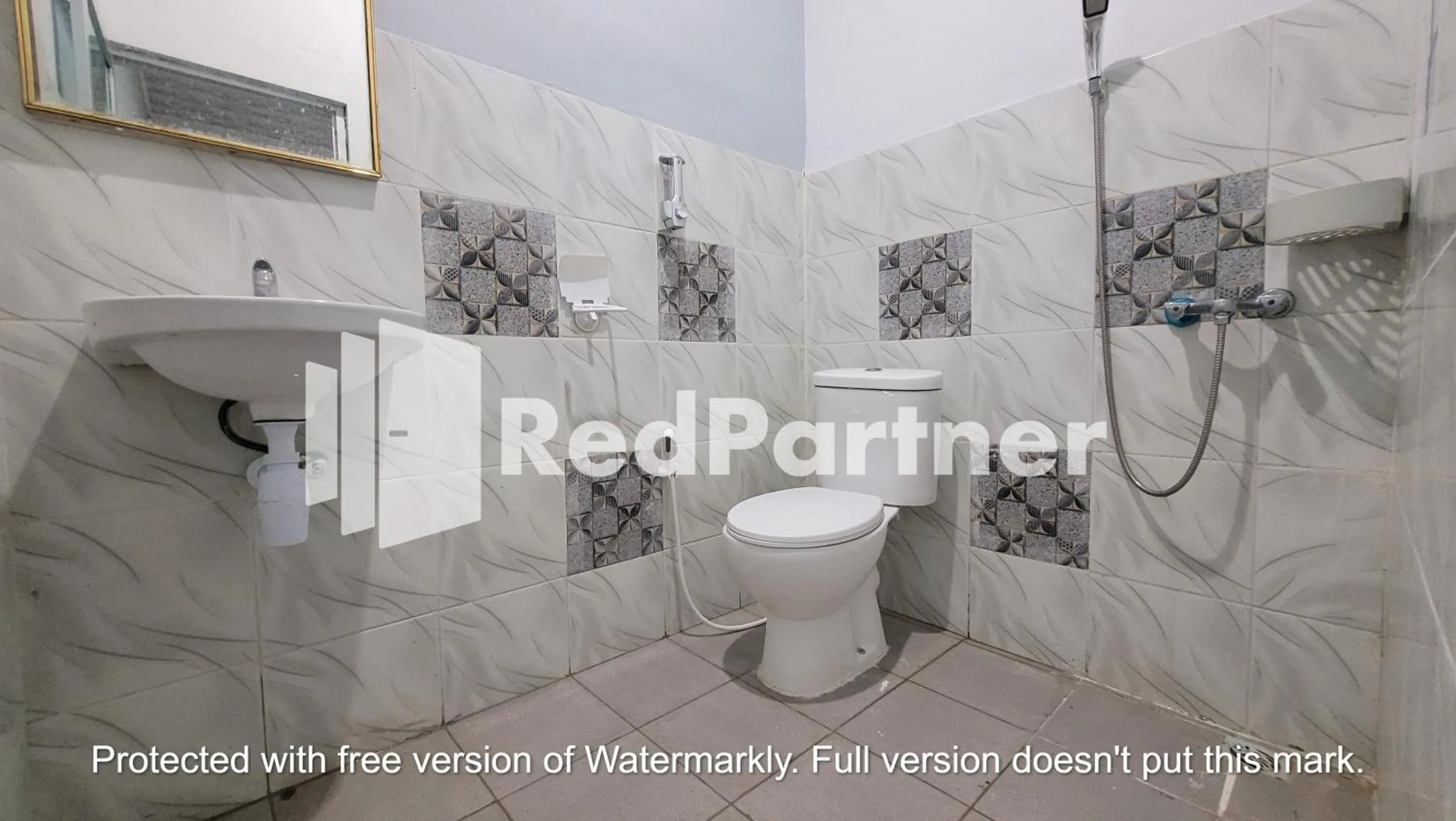 Bathroom in RedDoorz near Lippo Mall Yogyakarta 3