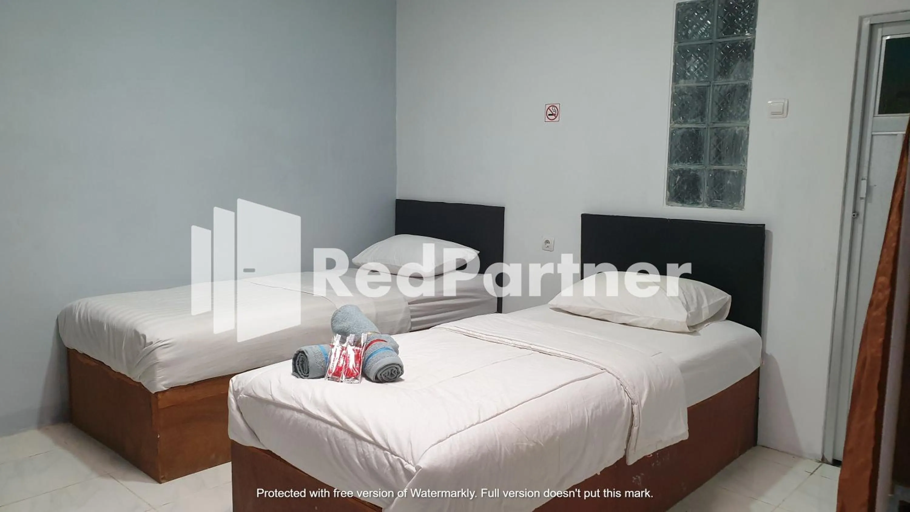Bedroom, Bed in RedDoorz near Lippo Mall Yogyakarta 3