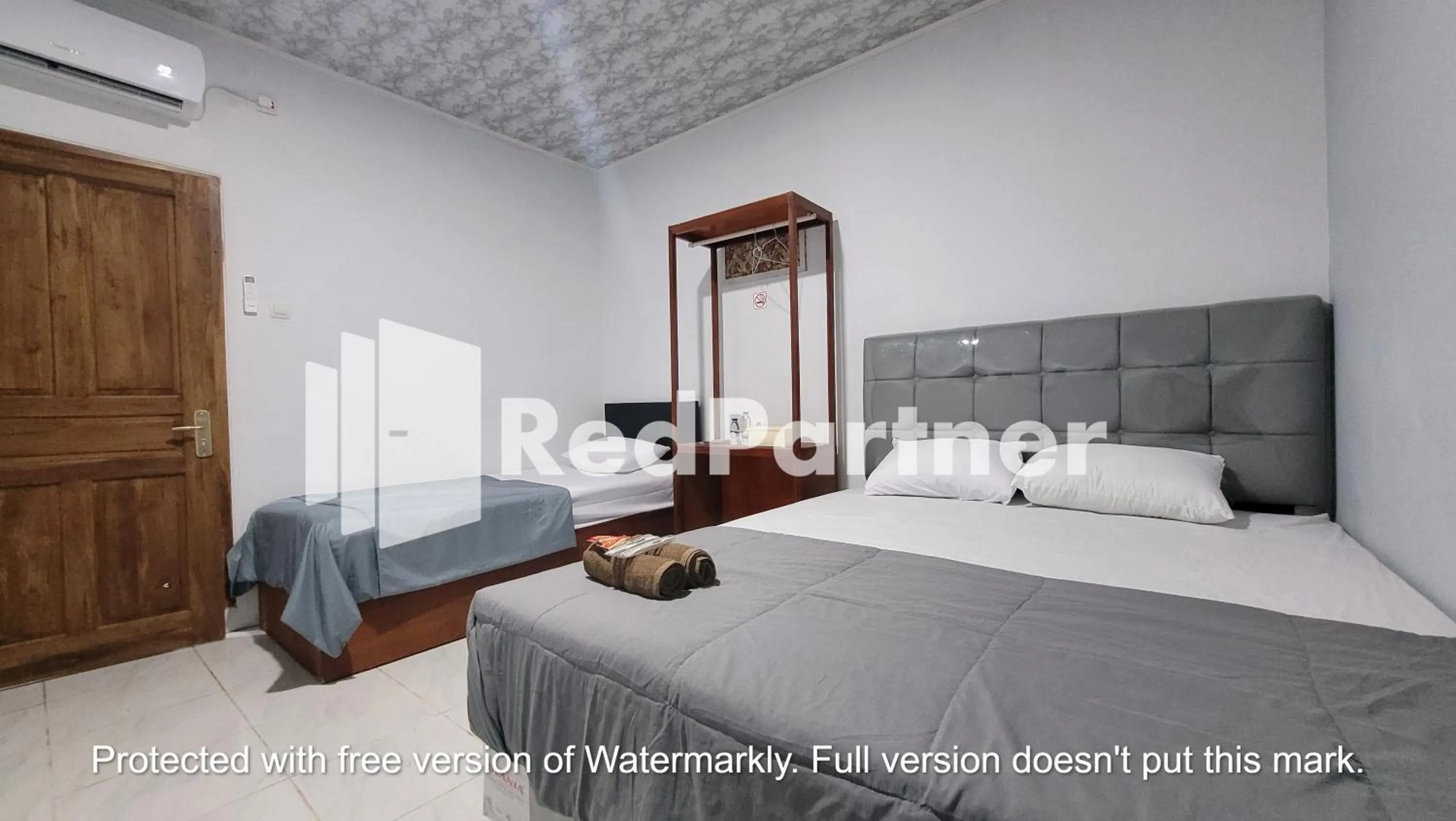 Bedroom, Bed in RedDoorz near Lippo Mall Yogyakarta 3