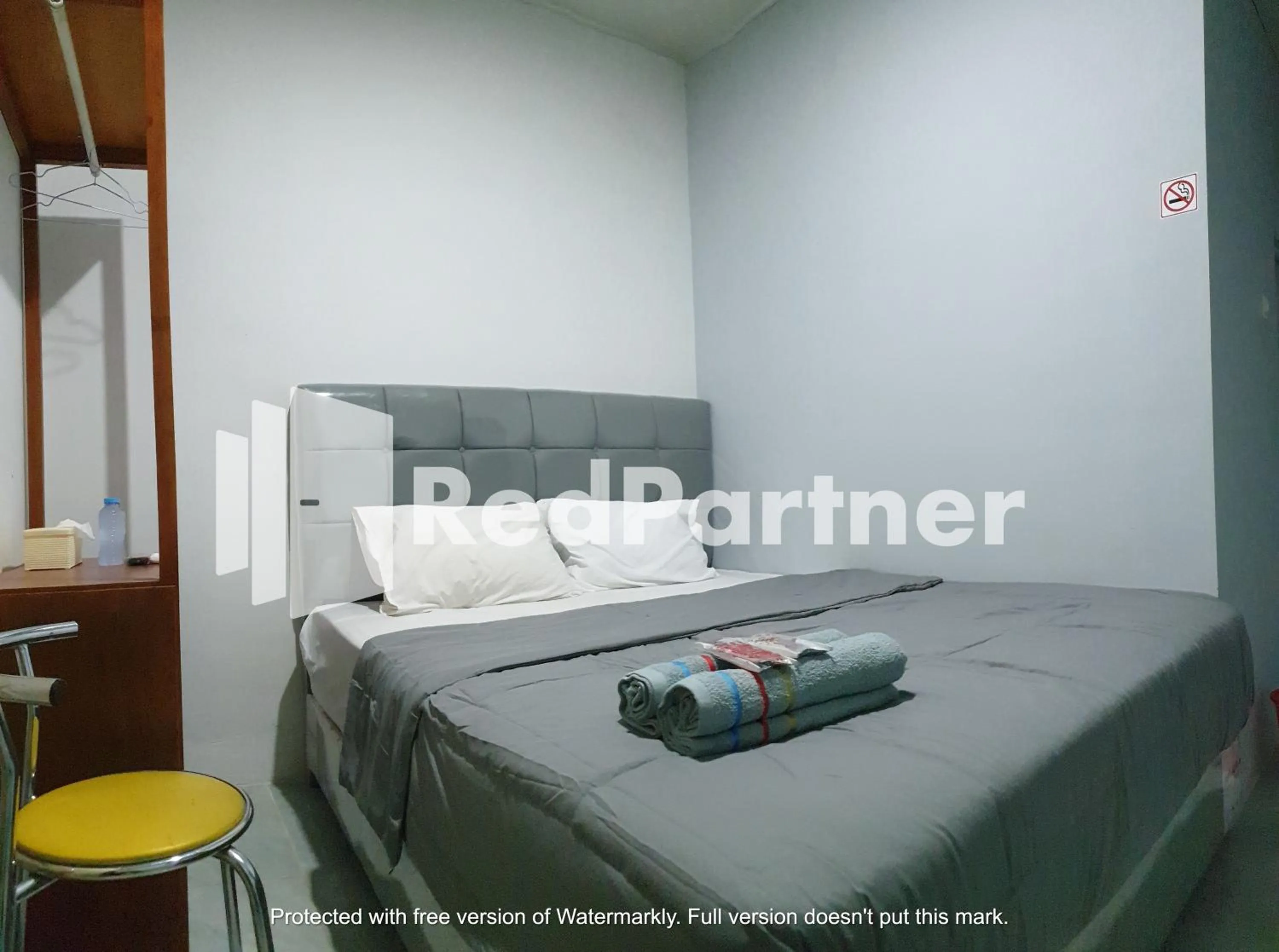 Bedroom, Bed in RedDoorz near Lippo Mall Yogyakarta 3