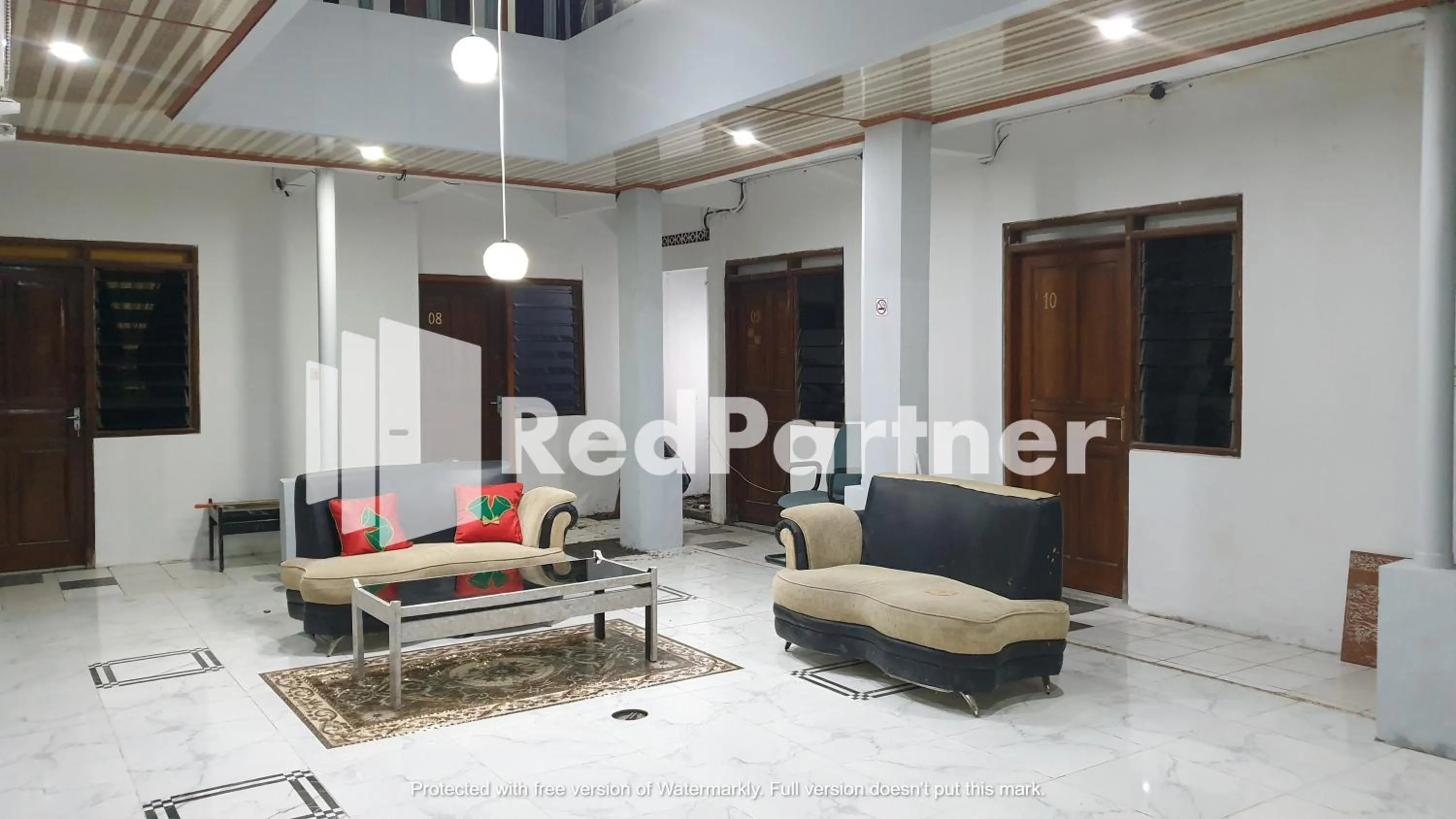 Living room in RedDoorz near Lippo Mall Yogyakarta 3