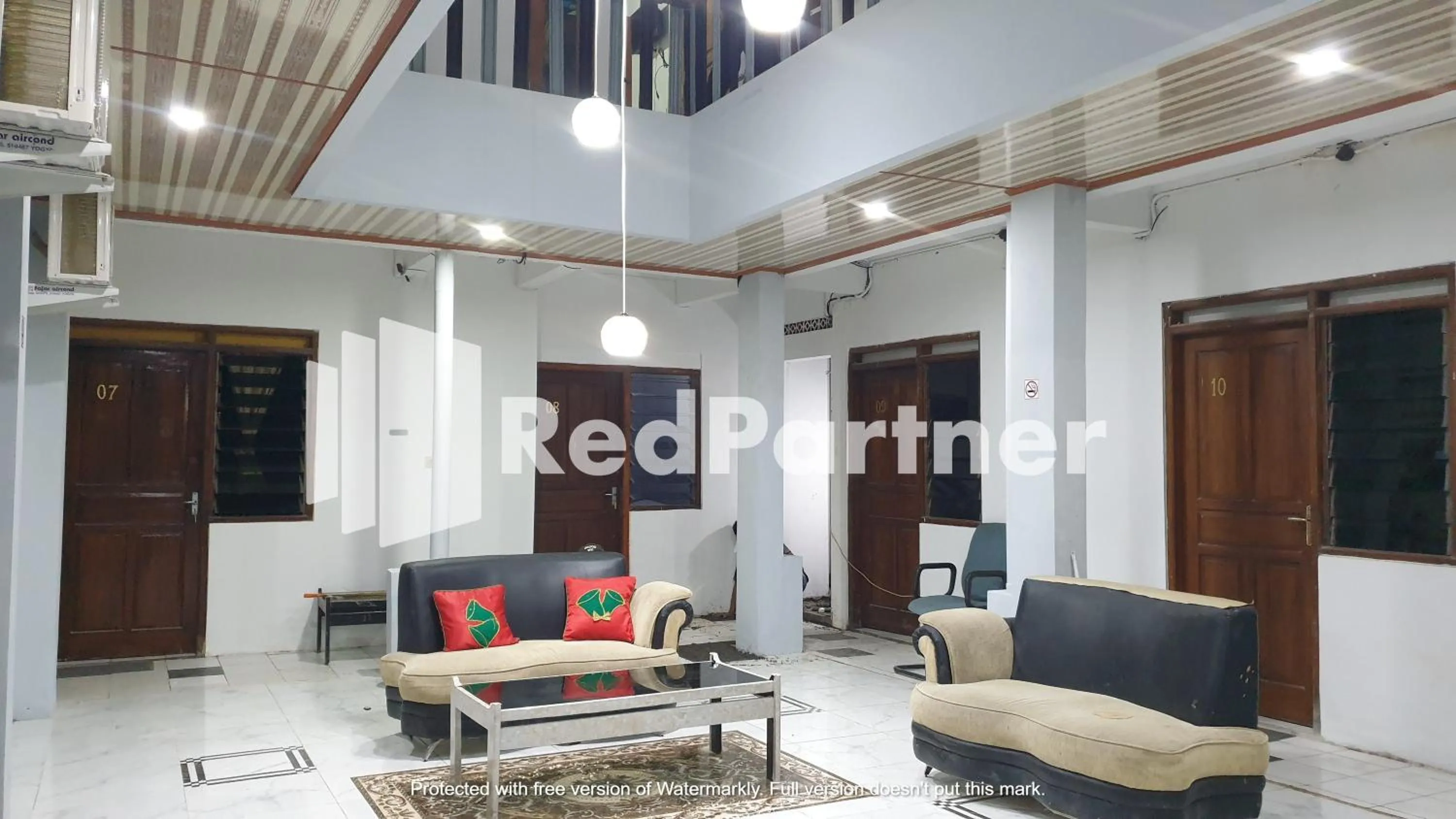 Living room in RedDoorz near Lippo Mall Yogyakarta 3