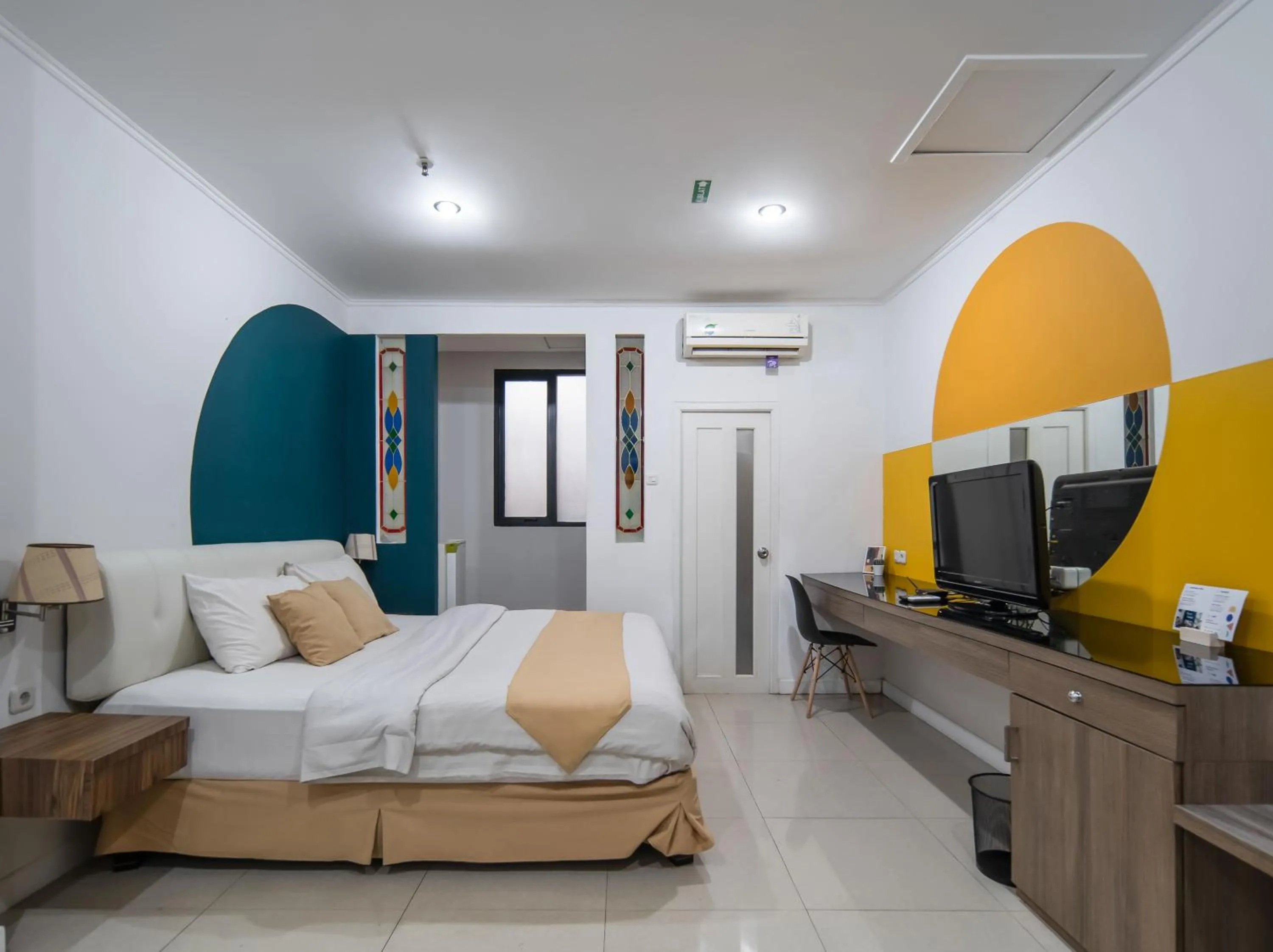 Photo of the whole room, Bed in Cove Taman