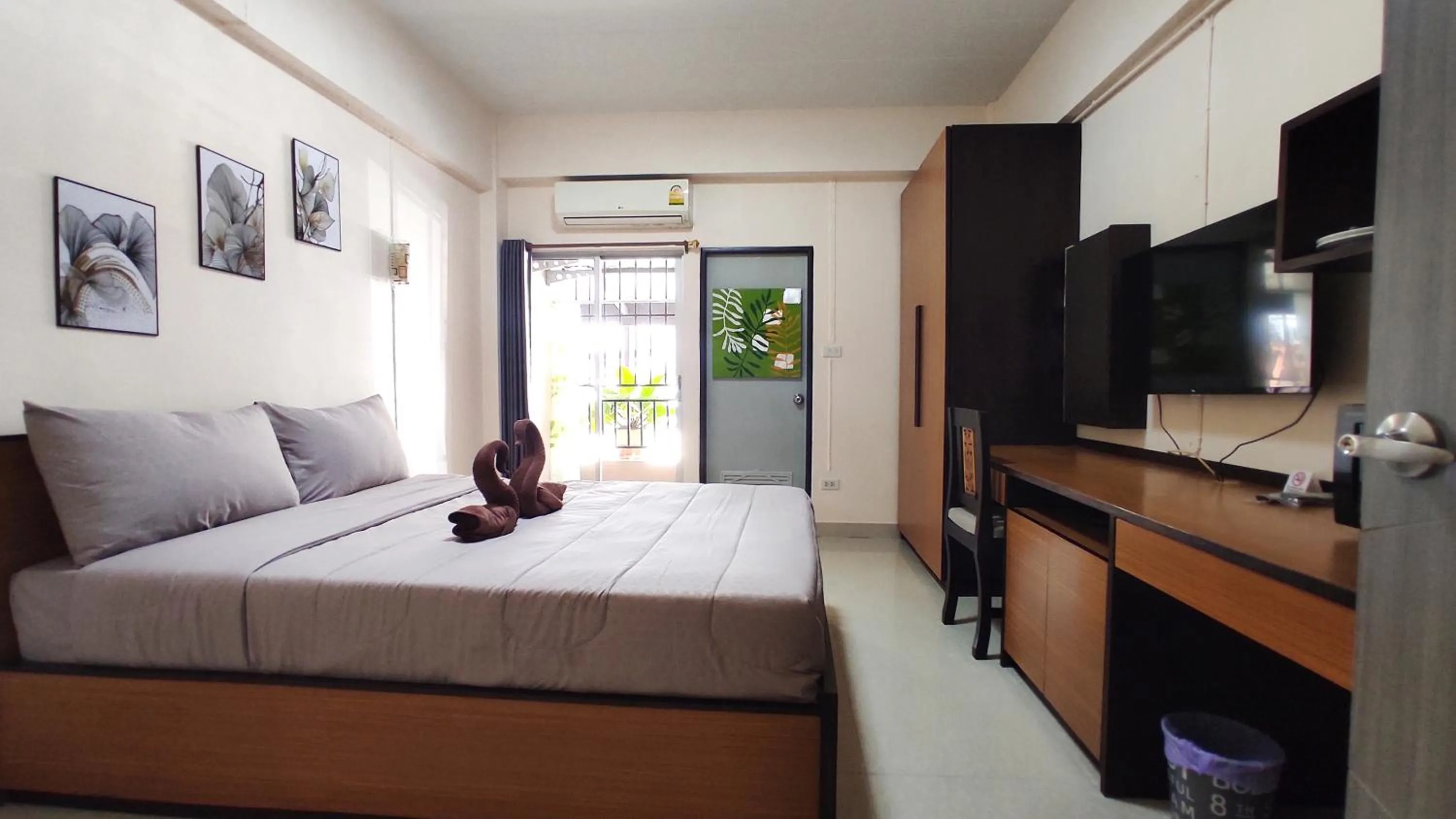 TV and multimedia, Bed in 66 Apartment