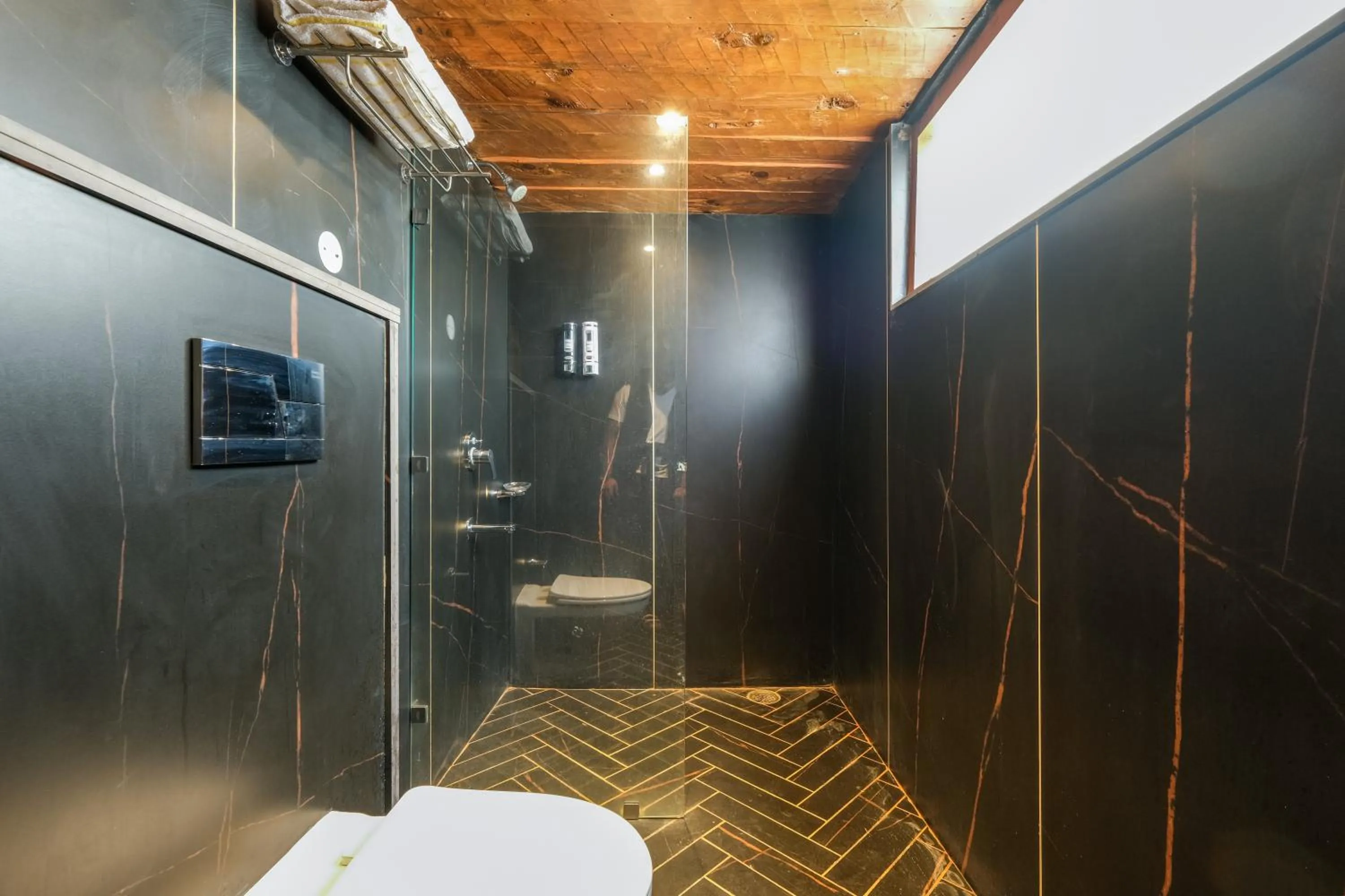 Shower in Jomotel Dayaar - An Apple Orchard Villa