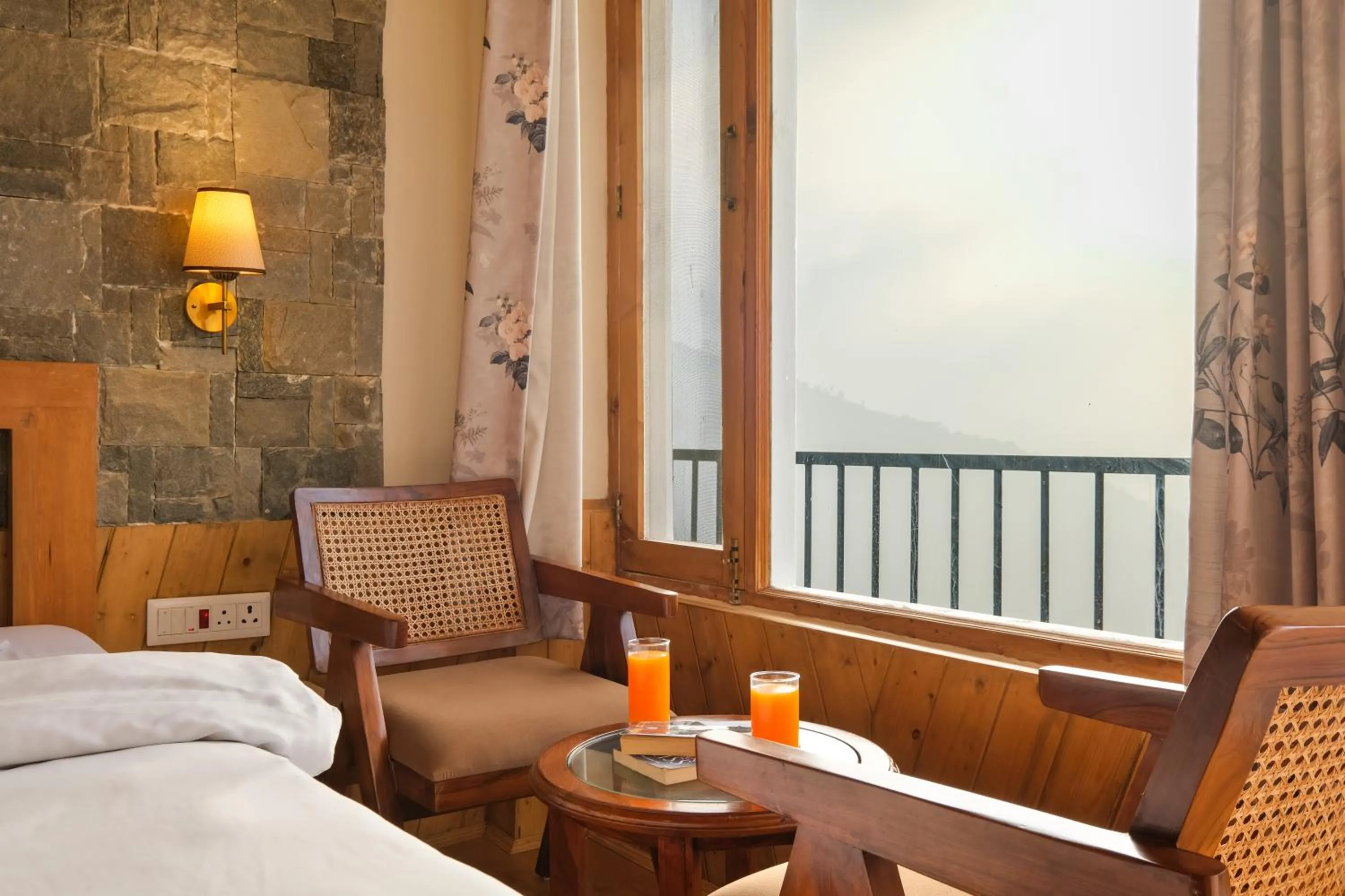 Food, Bed in Jomotel Dayaar - An Apple Orchard Villa