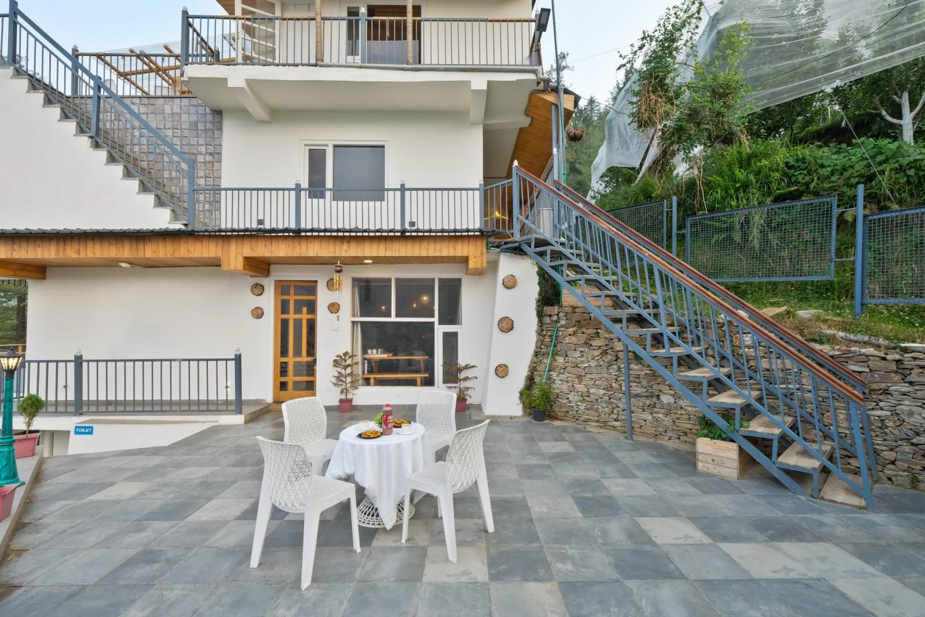 Patio in Jomotel Dayaar - An Apple Orchard Villa